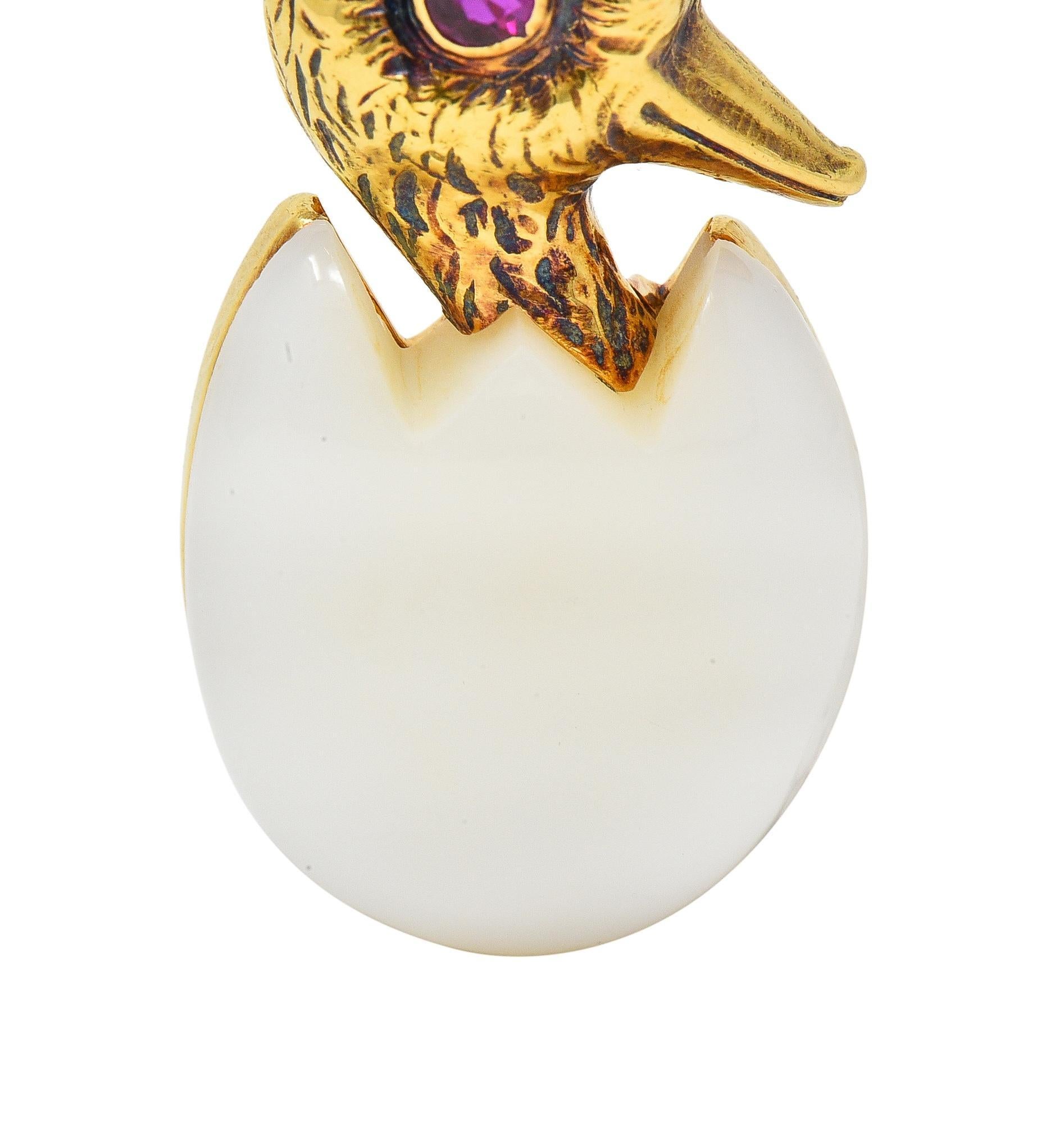 Cartier France, broche oiseau attachant en or jaune 18 carats, calcédoine et rubis, années 1960 en vente 3