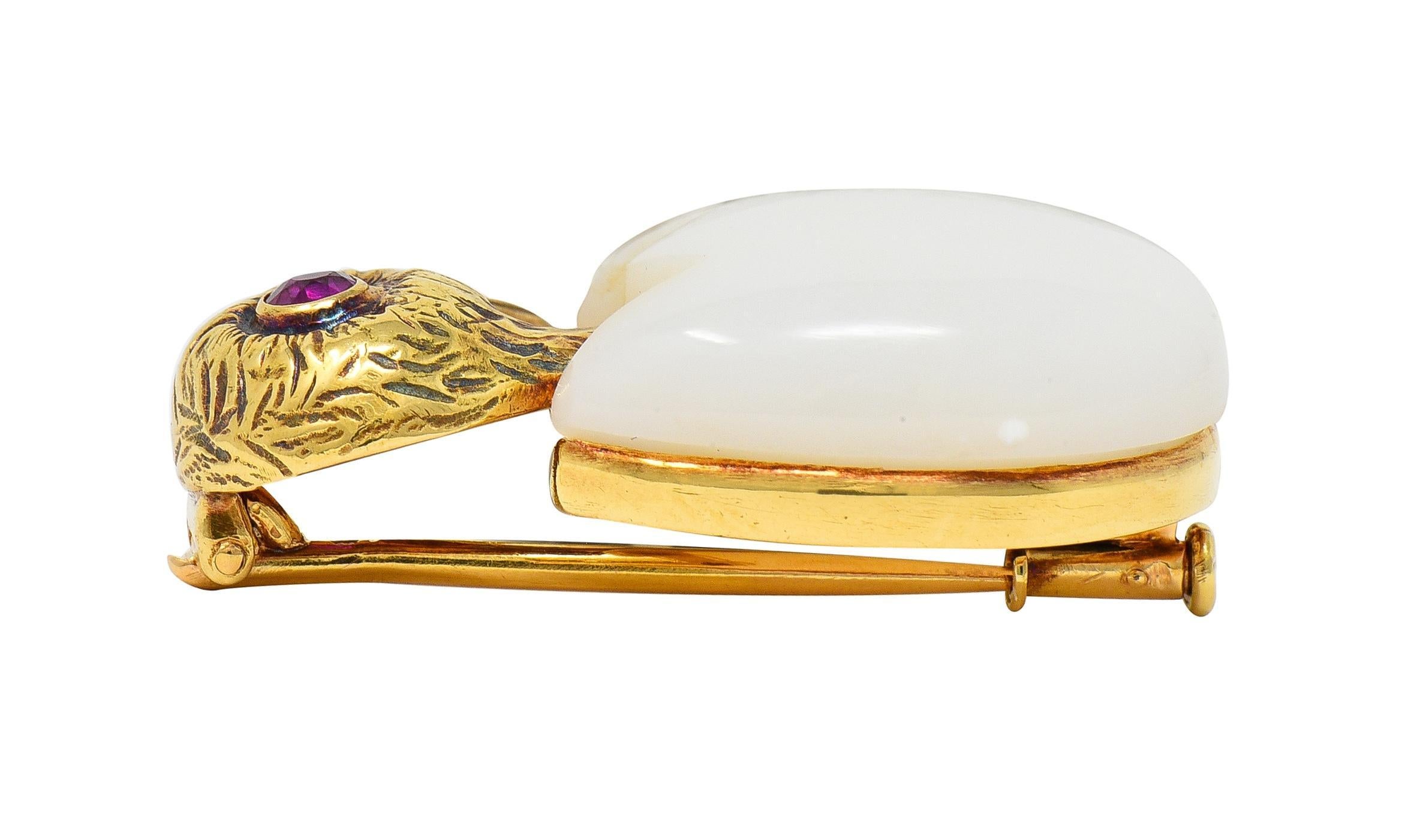 Cartier France, broche oiseau attachant en or jaune 18 carats, calcédoine et rubis, années 1960 en vente 4