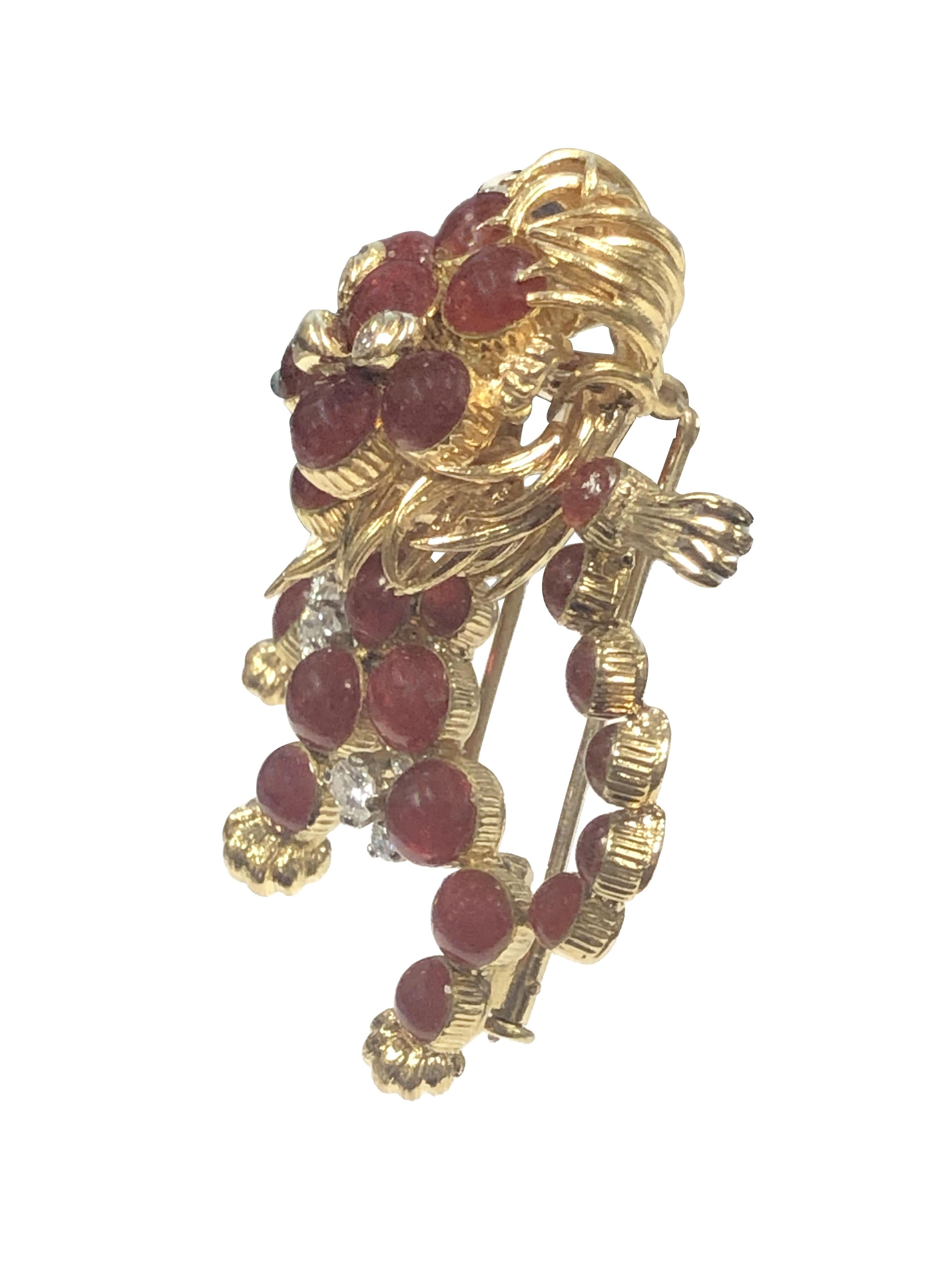 Cartier France Broche lion en or jaune avec diamants et pierres cabochons rouges, années 1960 Unisexe en vente