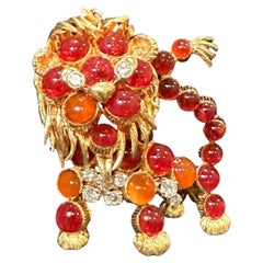 Cartier Francia Años 60 Broche de oro amarillo con diamantes y león rojo con cabujón de piedra