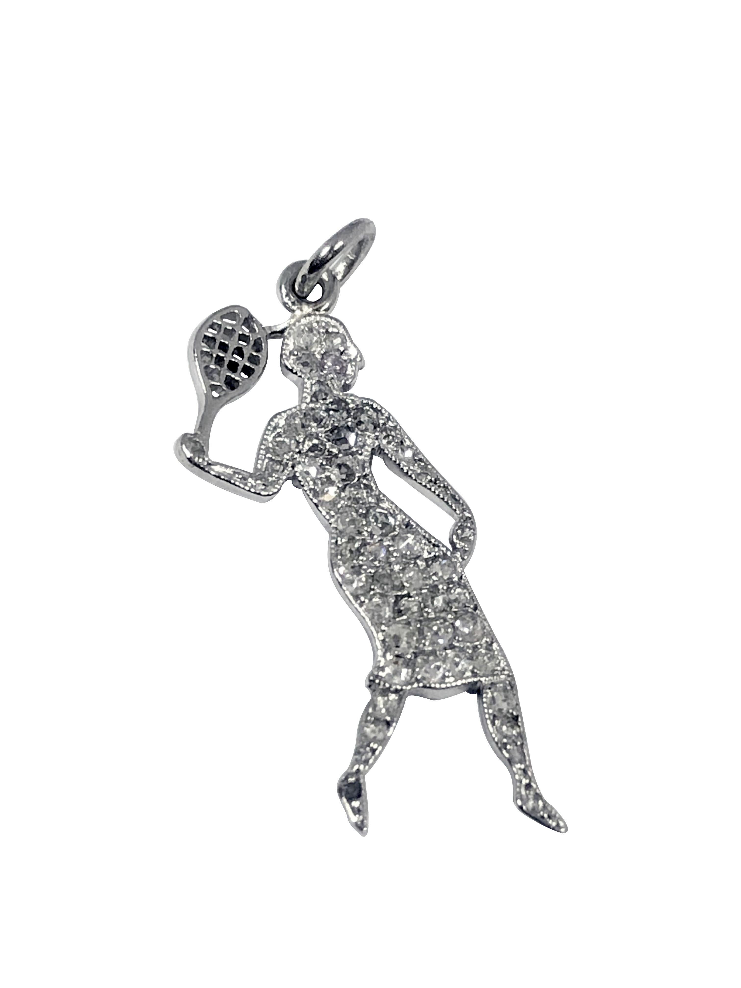Circa 1930s Cartier France Charm Bracelet Charm en forme d'un joueur de tennis, mesurant 1 pouce en longueur et 3/8 pouces de large, très détaillé et serti de diamants taillés en Rose.