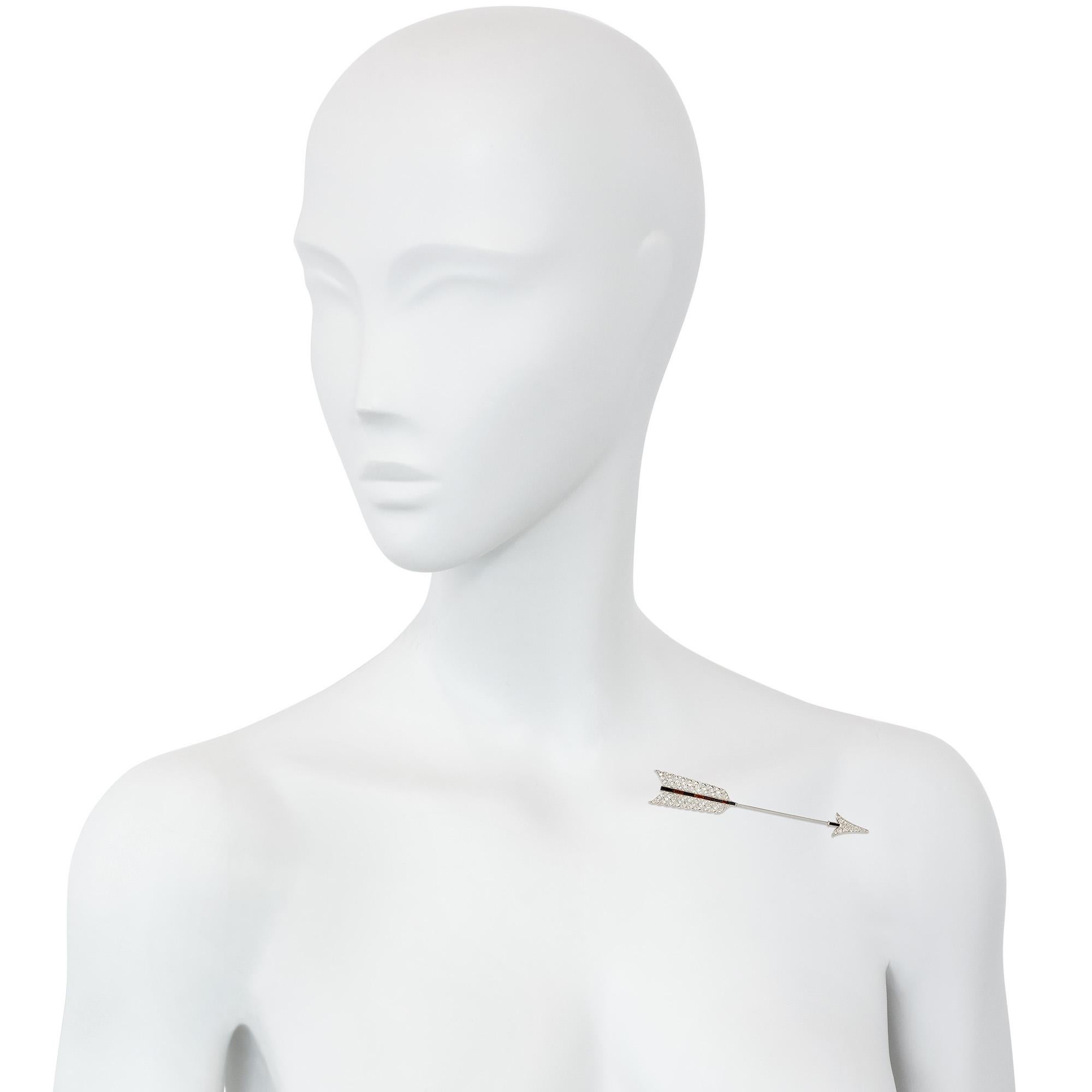 Cartier, France Art déco Broche Arrow en diamant rose et onyx Bon état - En vente à New York, NY