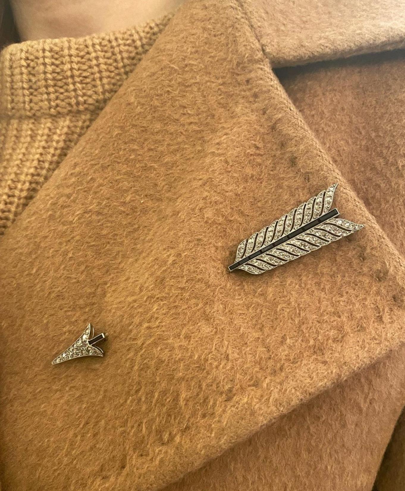 Cartier, France Art déco Broche Arrow en diamant rose et onyx Unisexe en vente