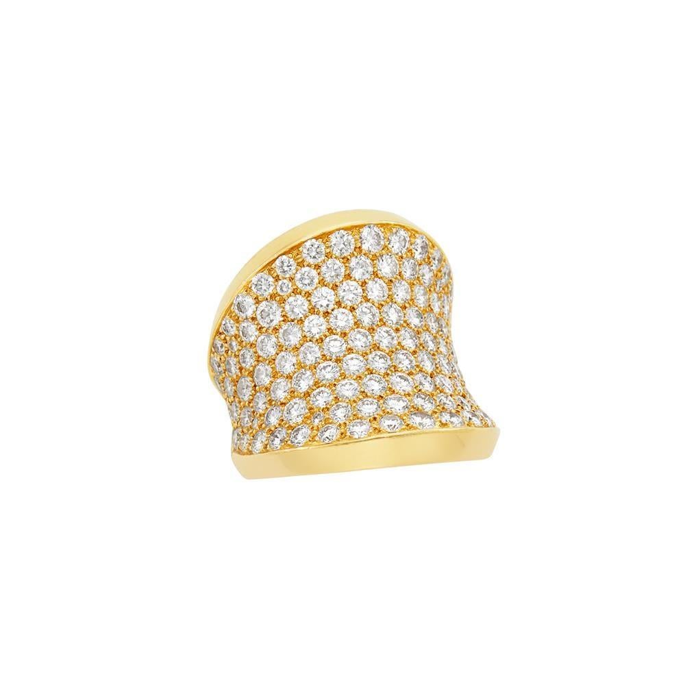 Exquise bague large concave de Cartier France, sertie d'environ 4,20ctw de diamants. La bague est de taille 4.5, le haut de la bague fait 23 mm de large. Marqué : Cartier, 750, 48, 367674, marque française sur l'extérieur de la tige. Livré avec la