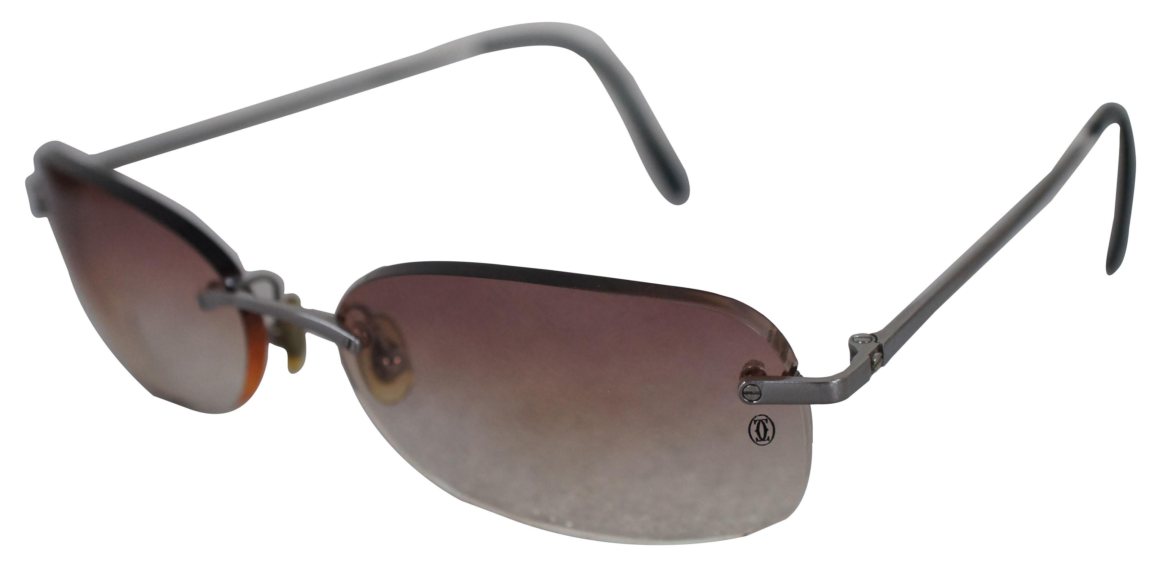 Randlose Sonnenbrille Cartier Titanium 18 135 mit rosafarbenen Verlaufsgläsern; Seriennummer 3443005. Inklusive Ledertasche, Objektivtuch und Originalverpackung.
 