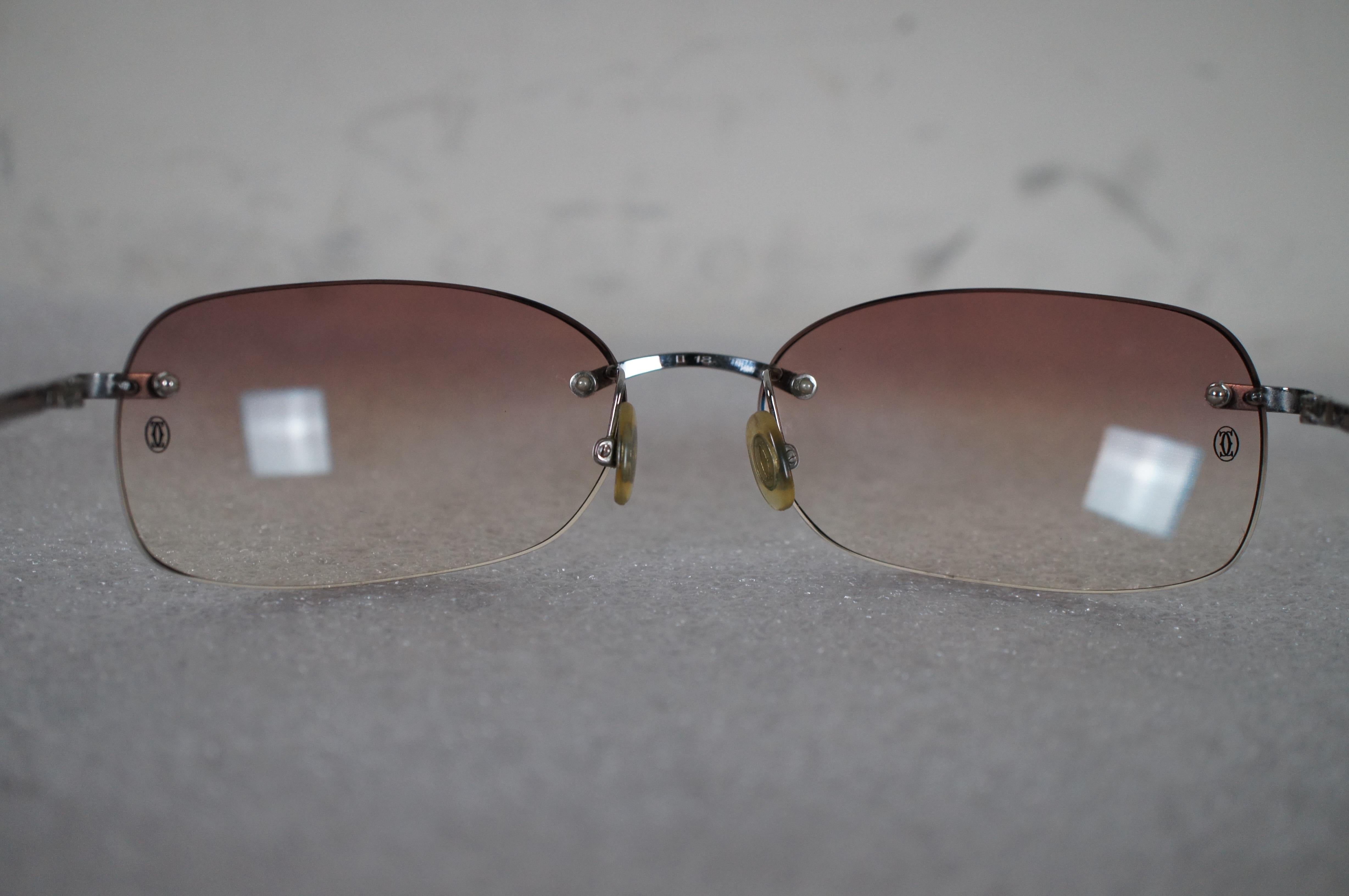 Lunettes de soleil Cartier France Titanium 18 135 sans monture, lunettes d'oreilles roses Gradient Case Bon état - En vente à Dayton, OH