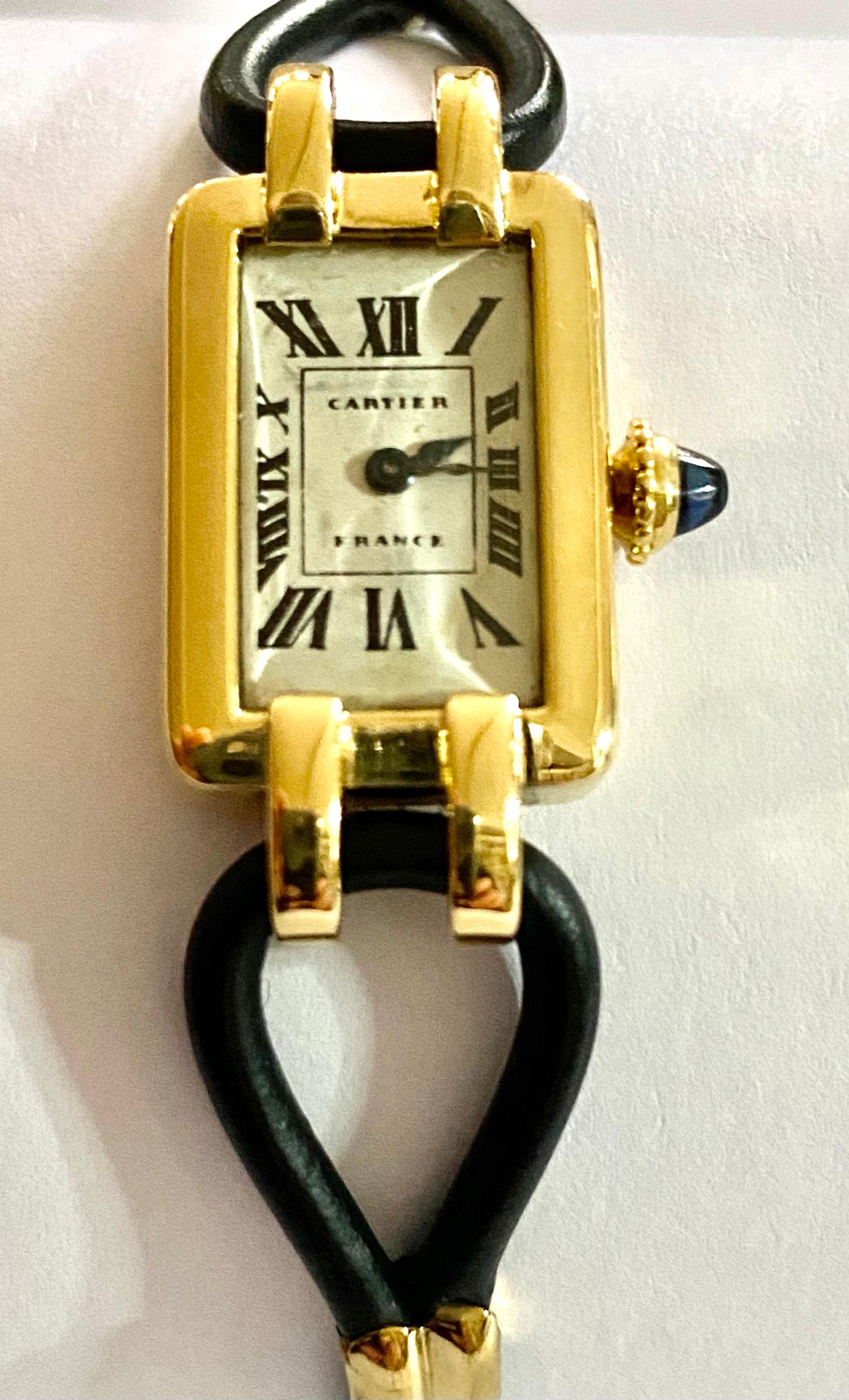 Eine (1) 18K. Gelbgold Damenarmbanduhr mit Lederband.
Unterzeichnet: Cartier Frankreich
Zeitraum: um 1930
Uhrwerk: 19 Stein; Ankerwerk, Handaufzug. hergestellt von: European Watch & Clock Co. {Jaegre le Coultre collaboration with Cartier Paris from