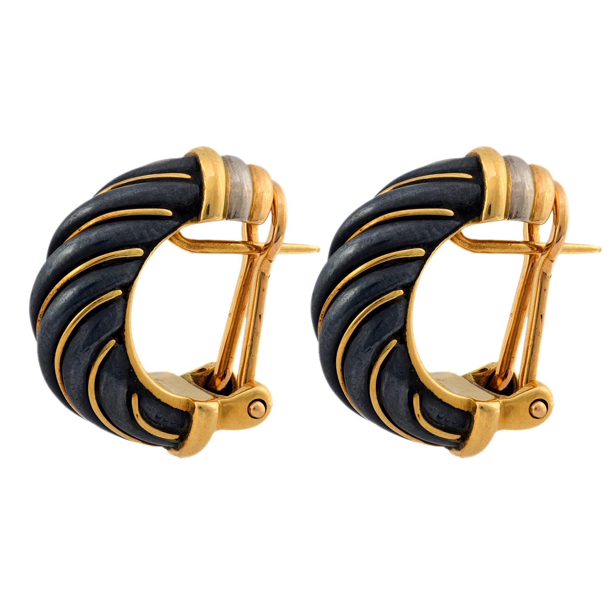 Estos pendientes vintage Cartier de los años 80 combinan un diseño escultural con una sofisticación icónica, elaborados en una llamativa combinación de oro amarillo, blanco y rosa de 18 quilates acentuada con hematites brillante. Con una longitud de