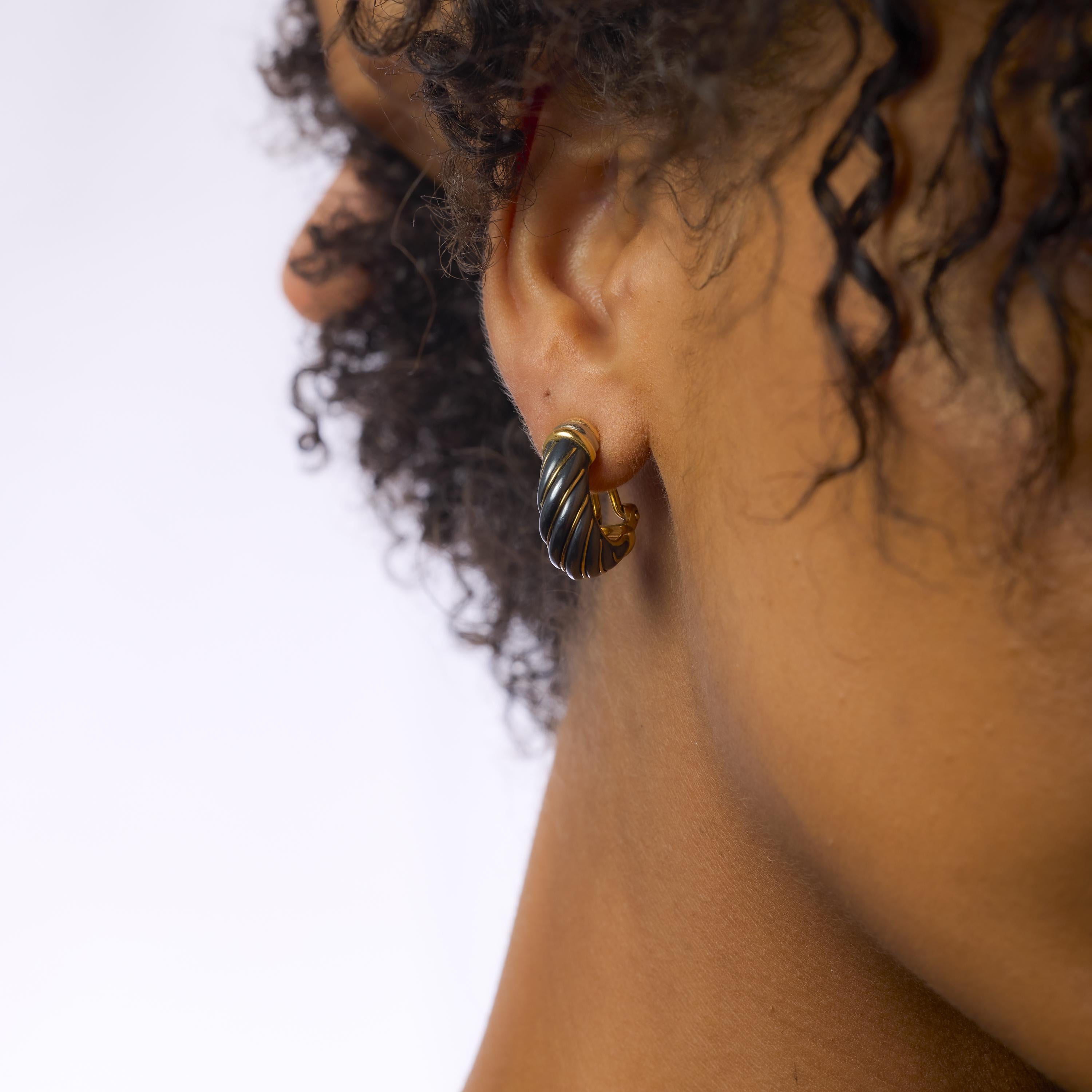 Pendientes de aro franceses Cartier de oro tricolor de 18 quilates y hematites Sin cortar en venta