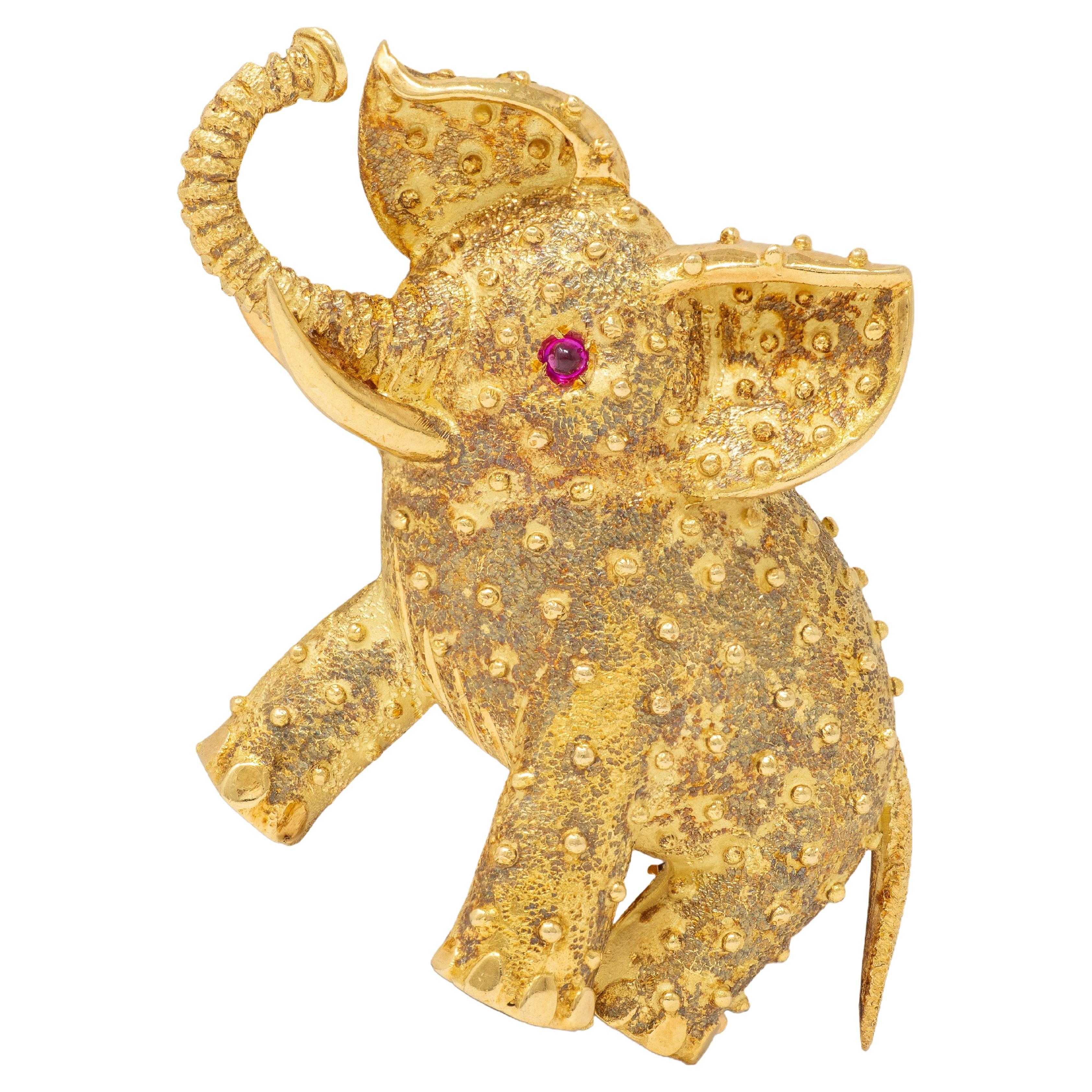 Spilla Elefante vintage in oro giallo 18 carati Cartier francese anni 
60 con rubino