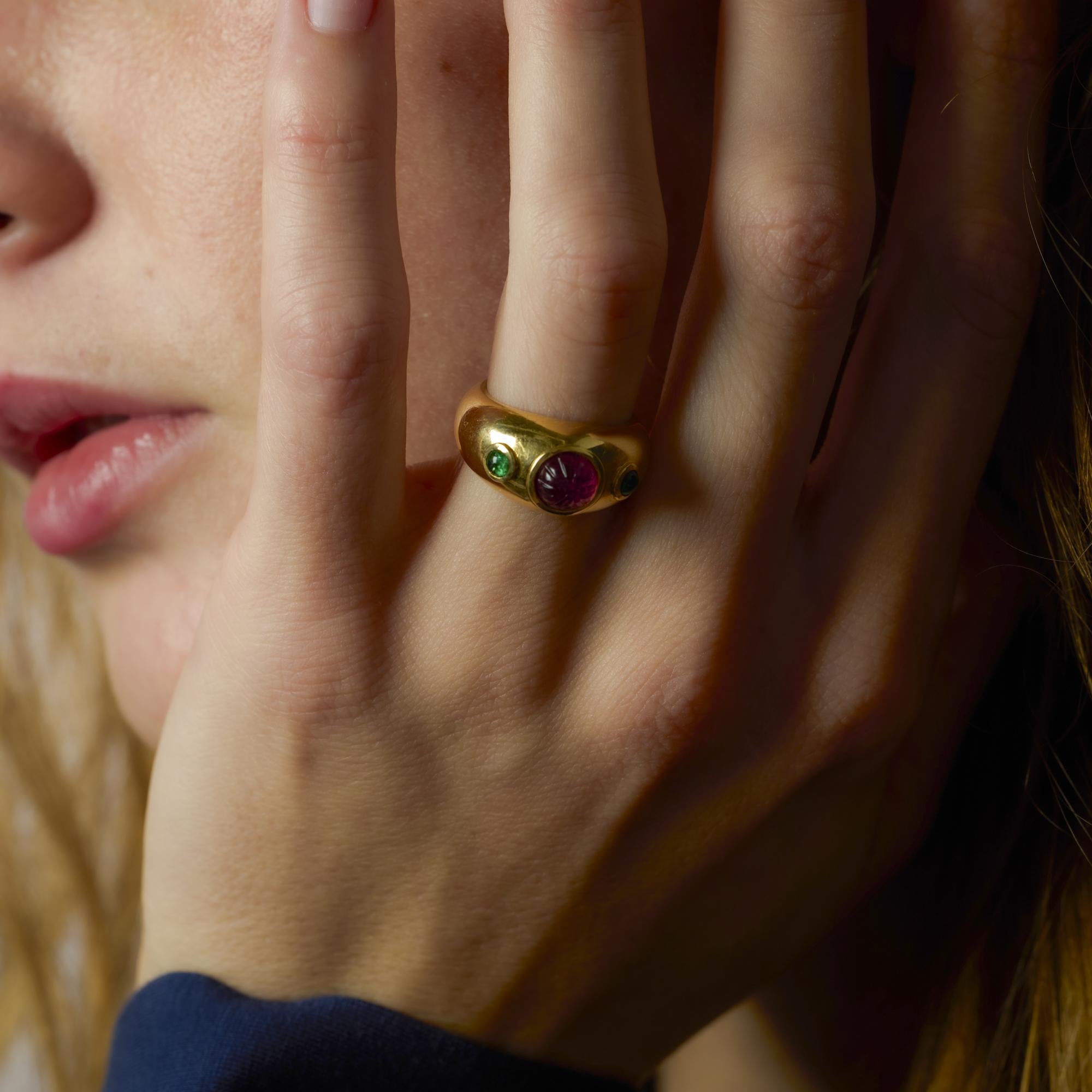 Cartier Französisch 2 Karat geschnitzt rosa Saphir Smaragd 18k Gelbgold Ring (Cabochon) im Angebot