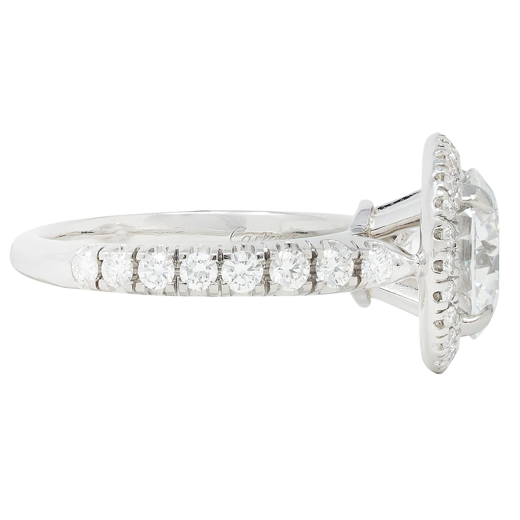 Taglio brillante Cartier Anello di fidanzamento a forma di aureola in platino con diamante da 2,60 CTW GIA in vendita
