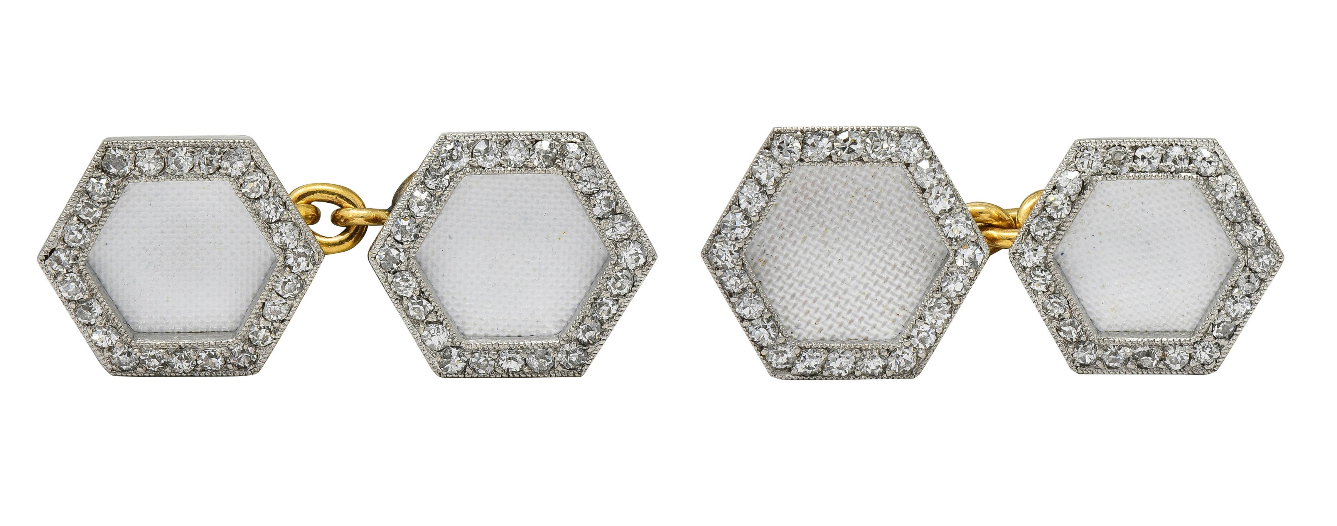 Conçu comme un ensemble vestimentaire assorti de boutons de manchette et de clous de chemise.
Chacune se termine par des faces en forme d'hexagone surmontées de platine.
Perles serties de diamants taille unique sur les bords relevés
D'un poids total