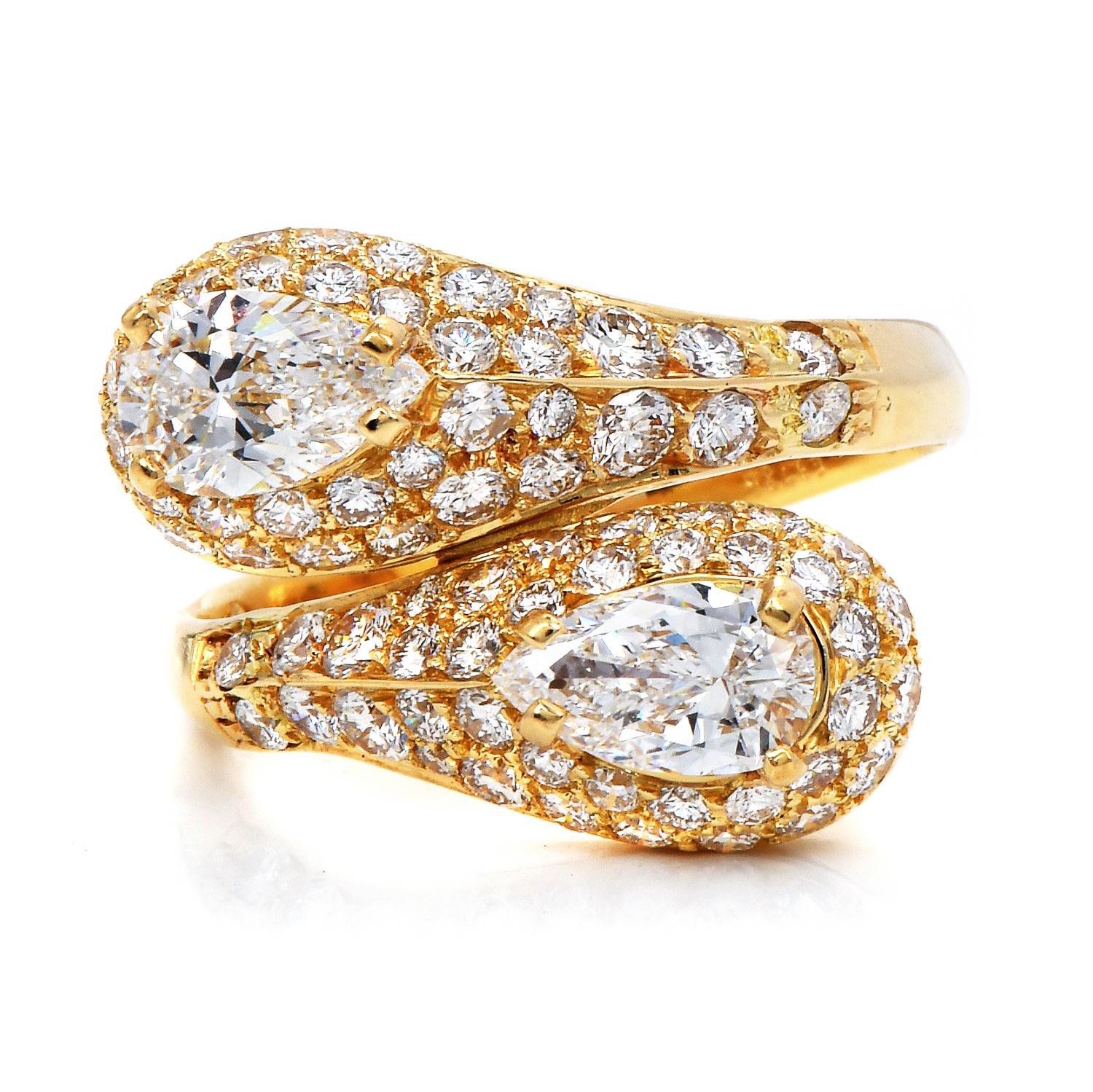 Dieser Bypass-Diamantring ist ein herausragendes Beispiel für die Zeitlosigkeit und Spitzenqualität von Cartier.

Gefertigt aus massivem 18K Gelbgold, alles original.

Zwei funkelnde, in Zacken gefasste echte Diamanten im Birnenschliff krönen diesen