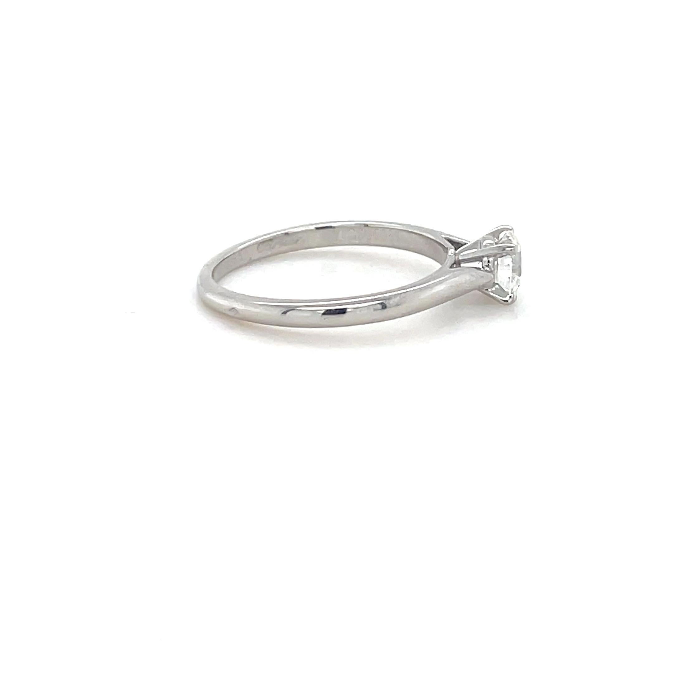 Taglio del diamante: Brillante rotondo 
Carati: 0,55 ct.
Classificazione: Colore I, purezza VS1
Metallo: Platino
Misura dell'anello: 7 1/4 
Timbro: 950Pt 0,55 Cartier C005063 (Punzone francese) (marchio del produttore francese).
Peso lordo: 3,50