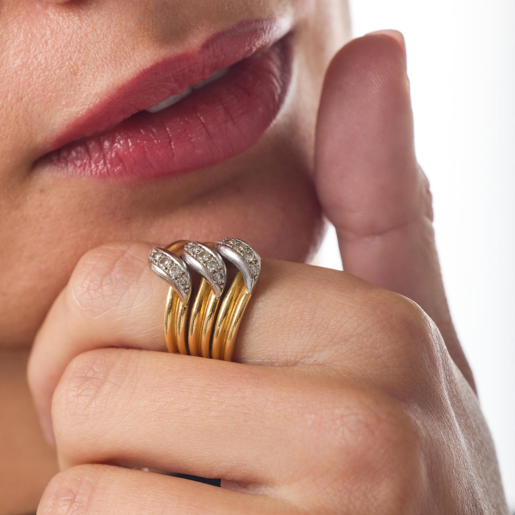Dieser auffällige französische Cartier-Ring im Vintage-Stil zeigt drei elegante Reihen schimmernder Diamanten, die aus jedem Blickwinkel eine raffinierte, strahlende Präsenz erzeugen. Das Zusammenspiel von Gelb- und Weißgold ergänzt wunderbar den