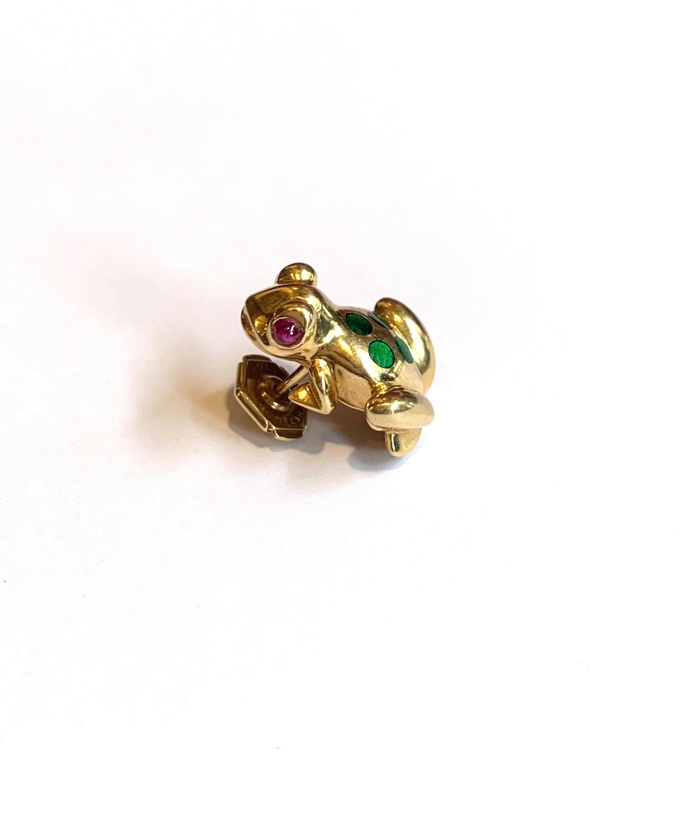 Cute and lovely Lapel pin signed Cartier depicting a yellow gold frog set with cabochon rubies for the eyes and enamel on the back.

Signed and Numbered and dated 1992

Dimensions : 1.6 x 1.2 cm (0.63 x 0.47 inch)

18 karat yellow gold,