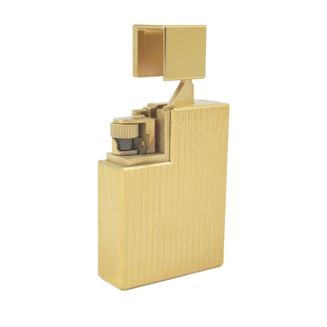 Cartier Godrons Décor Square Lighter Yellow Metal, Golden Finished

Material: Gold Tone

Hardware: Gold Tone

Height: 5cm

Width: 3.8cm

Overall condition: Gently used

Note: Some scratches in the hardware, fully operational