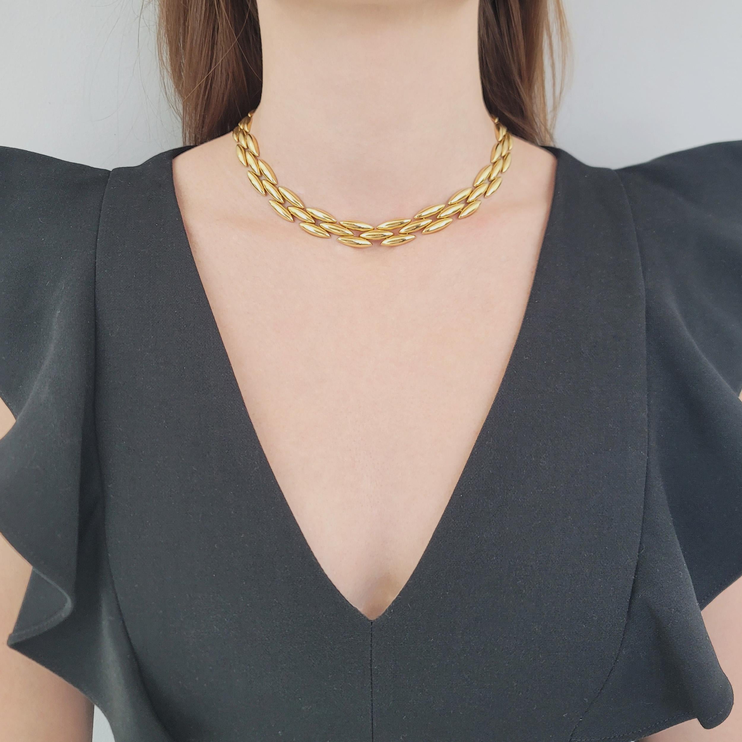 Cartier 'Gentiane' Collana a maglie ovali in oro giallo 18 carati Questa collana presenta il motivo a tre file di ovali.
link nel motivo 'Gentainecollection' tutti in  Oro giallo 18k. Firmato Cartier, seriale
Numero: Exxxx, 750, Marchio d'oro