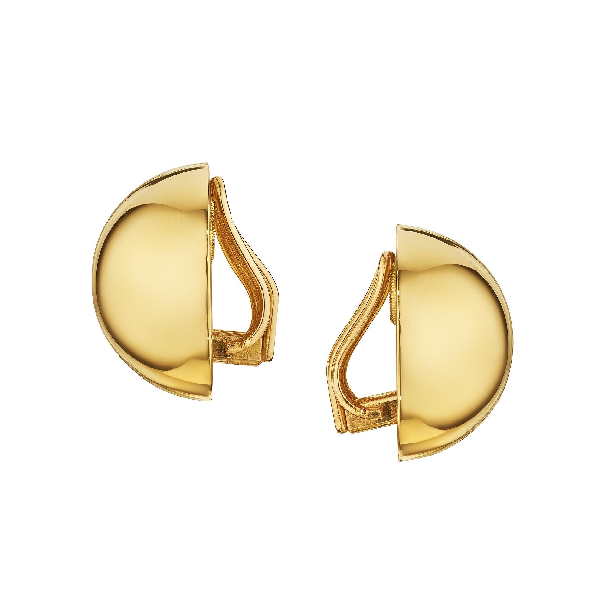 Amüsieren Sie sich.  Diese Cartier Georges L'Enfant modernistischen handgefertigten halbkugelförmigen goldenen Clip-Ohrringe werden Ihnen 24/7 Freude bereiten.  Mit ihrer hochglanzpolierten Oberfläche sind sie angenehm zu tragen und visuell