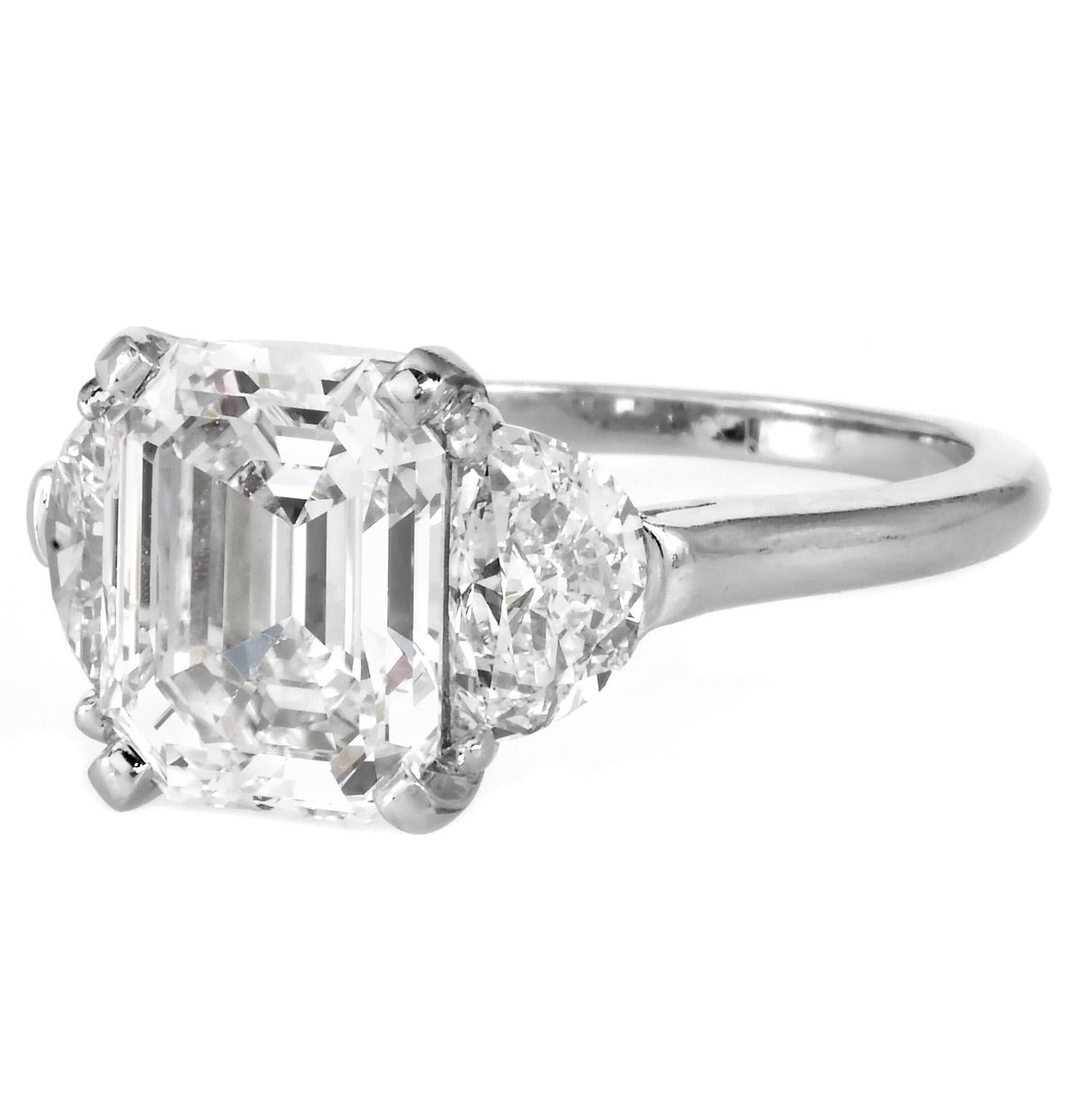 Anello di fidanzamento Cartier Classic a tre pietre in platino - 4,77 carati totali, certificato GIA Un simbolo duraturo di amore ed eleganza, questo anello di fidanzamento Cartier a tre pietre è un capolavoro di design raffinato e di eccellenza dei