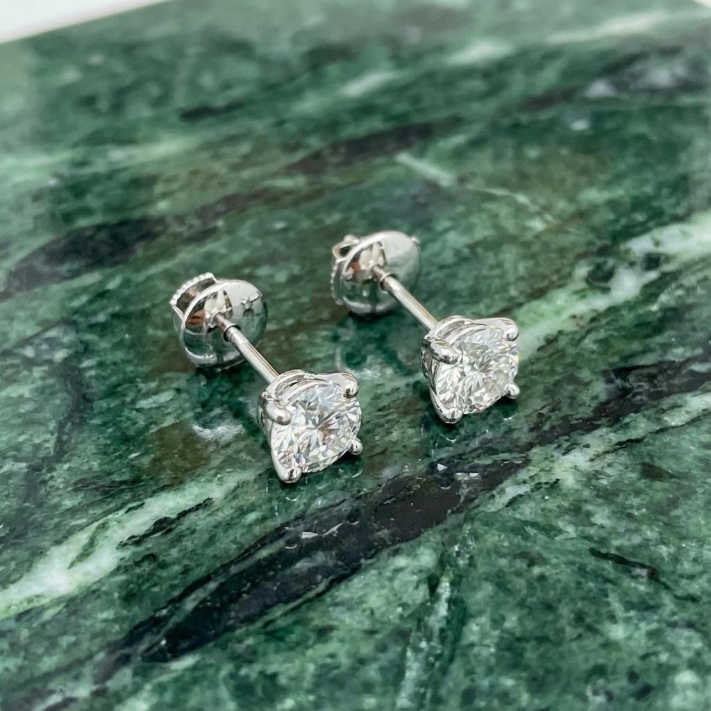 Cartier GIA Certif. Pendientes de diamantes, 2 quilates de peso total, color H/G VS1 Corte redondo en venta