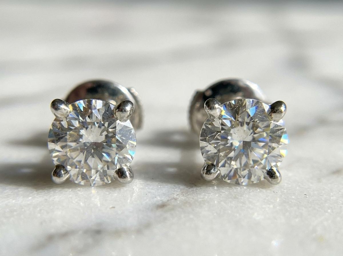 Cartier GIA Certif. Pendientes de diamantes, 2 quilates de peso total, color H/G VS1 en Excelente estado para la venta en Chicago, IL