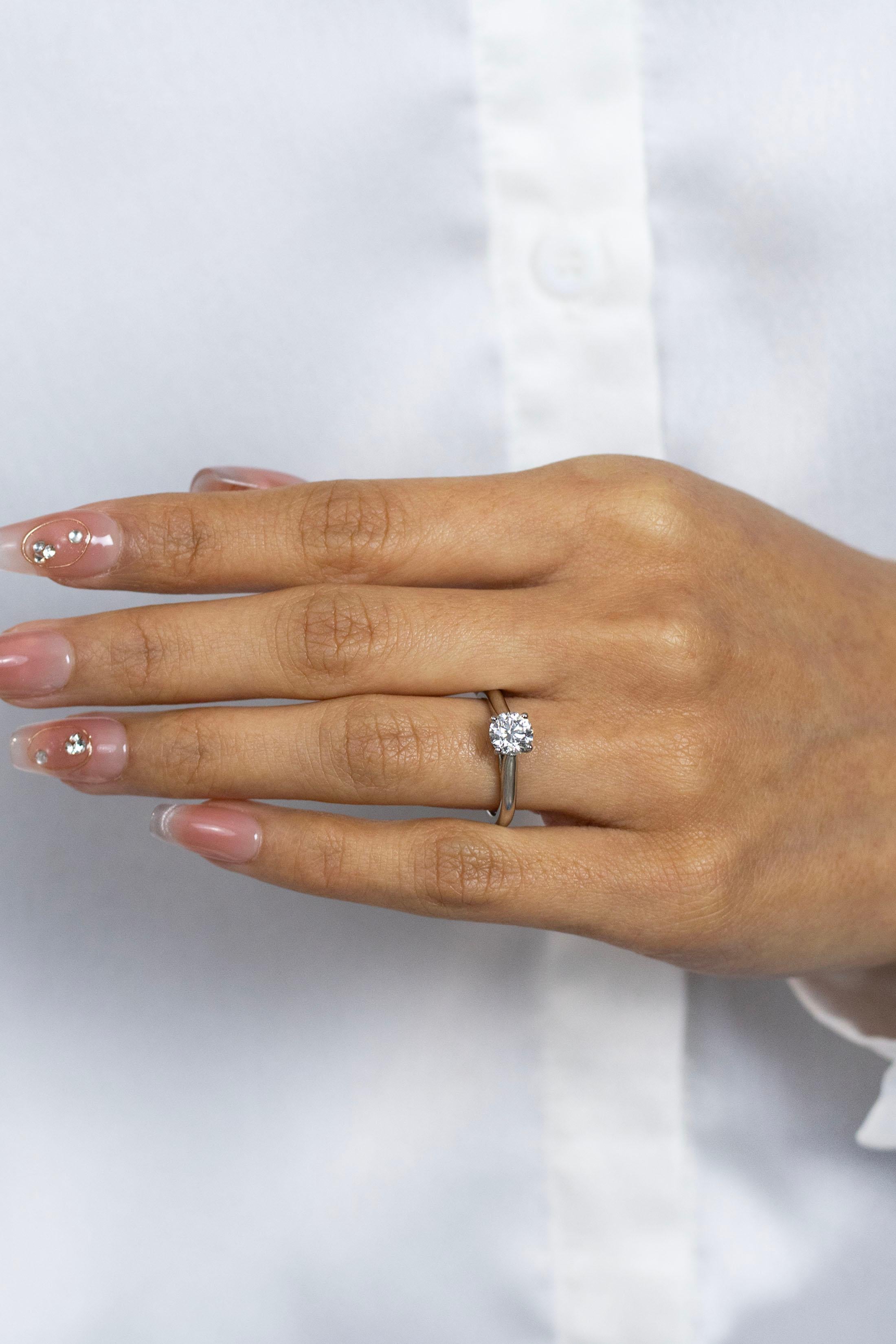 Women's Cartier GIA Certified 0.90 Carat Round Cut Diamond Solitaire Engagement Ring For Sale