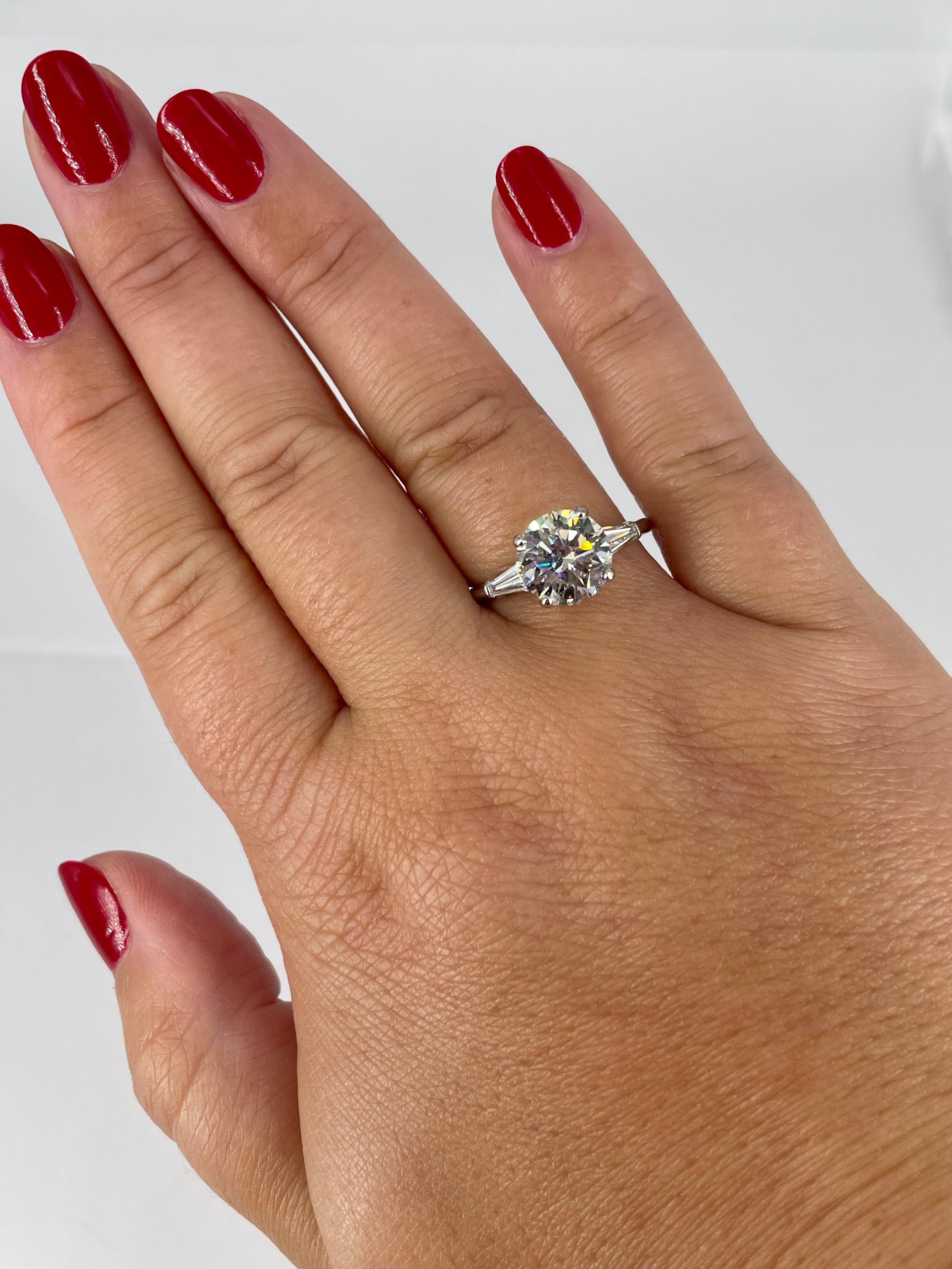 Cartier GIA  HVVS2 Verlobungsring mit 2,51 Karat rundem Diamanten und konisch zulaufenden Baguettes im Zustand „Gut“ in New York, NY