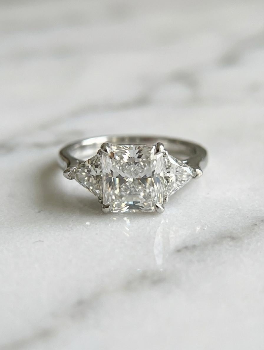 Cartier GIA Certified 3(40) Carat Radiant-Cut Diamond Three-Stone Ring (bague à trois pierres) en vente 1