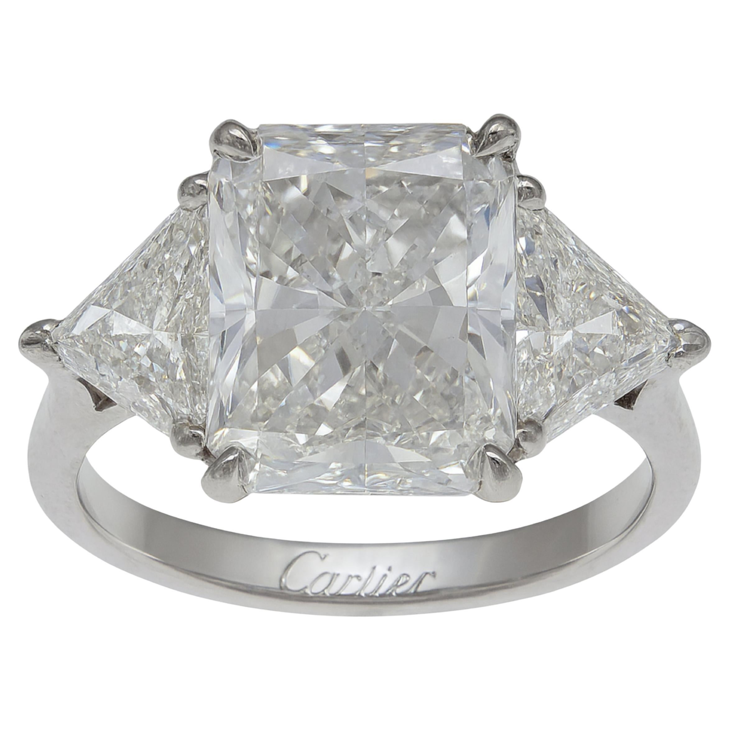 Cartier GIA Certified 3(40) Carat Radiant-Cut Diamond Three-Stone Ring (bague à trois pierres) en vente