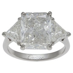 Anello a tre pietre con diamante taglio radiante certificato GIA da 3,40 carati di Cartier