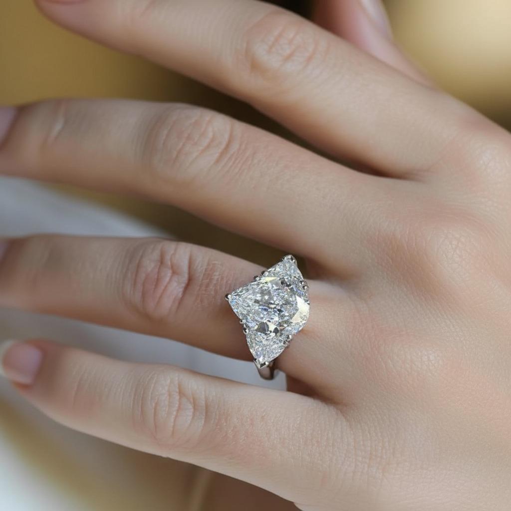 Contemporain Cartier GIA Certified 4 Carat Pear Shape Diamond Platinum Engagement Ring (bague de fiançailles en platine) en vente