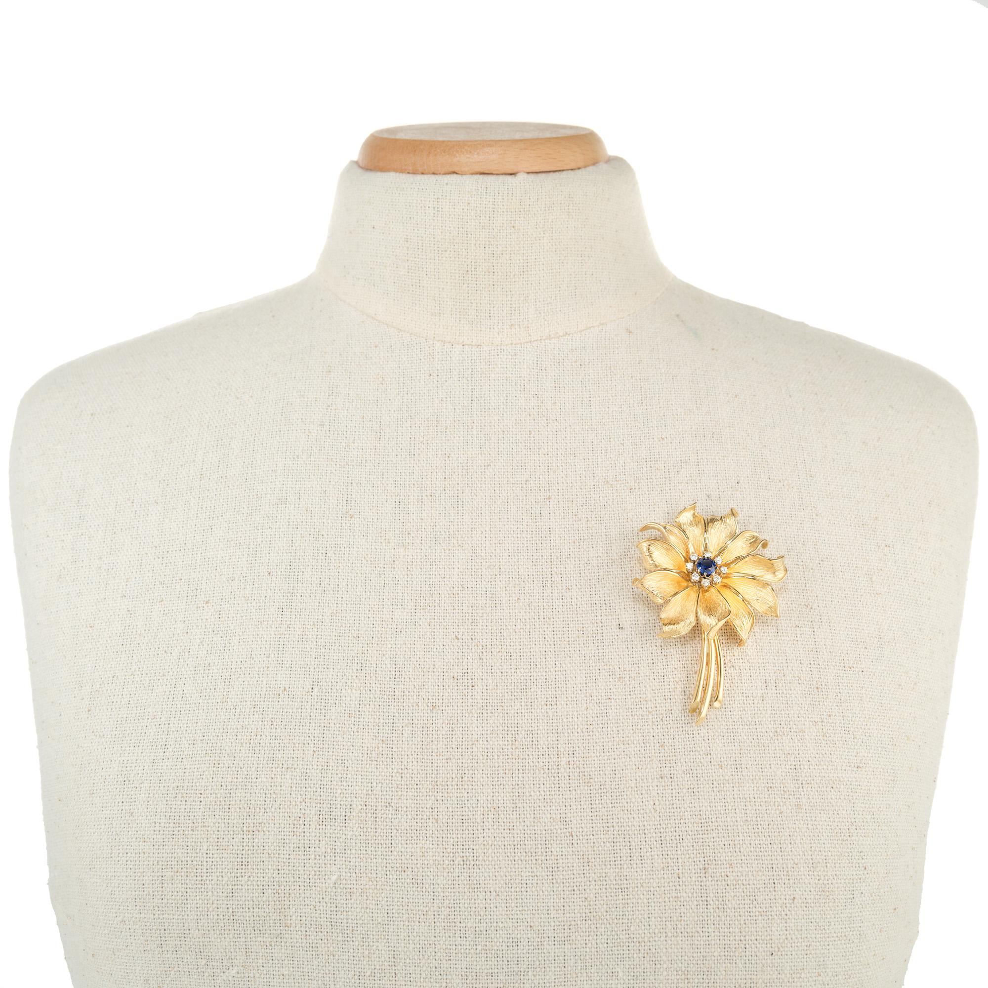 Cartier GIA Certified .60 Carat Sapphire Diamond Yellow Gold Flower Brooch In Good Condition For Sale In Stamford, CT