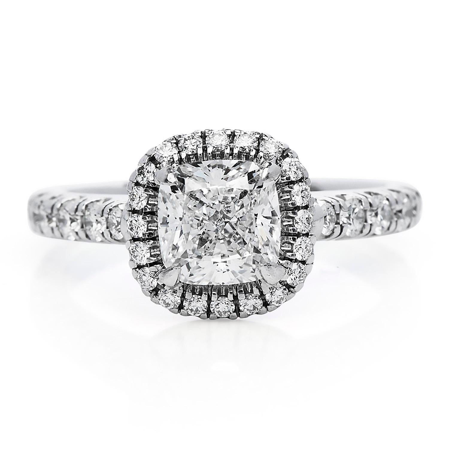 Dieser klassische Verlobungsring von Cartier ist aus massivem Platin gefertigt,

Mit einem Center Diamond GIA zertifiziert, 1,03 Karat Cushion Cut, F Farbe VVS 2 Klarheit.

Pave-Fassung mit 26 hochwertigen Diamanten im Rundschliff von ca. ---cts,