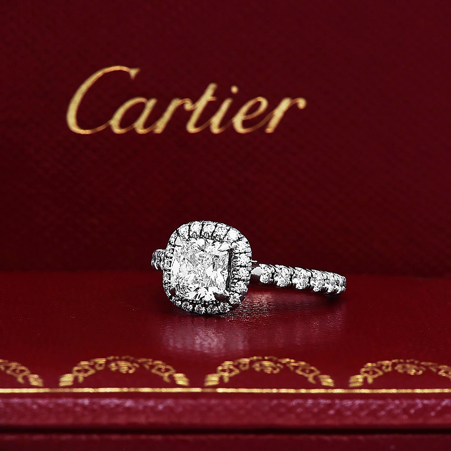 Moderne Cartier, bague de fiançailles halo en platine avec diamant coussin certifié GIA F VVS en vente