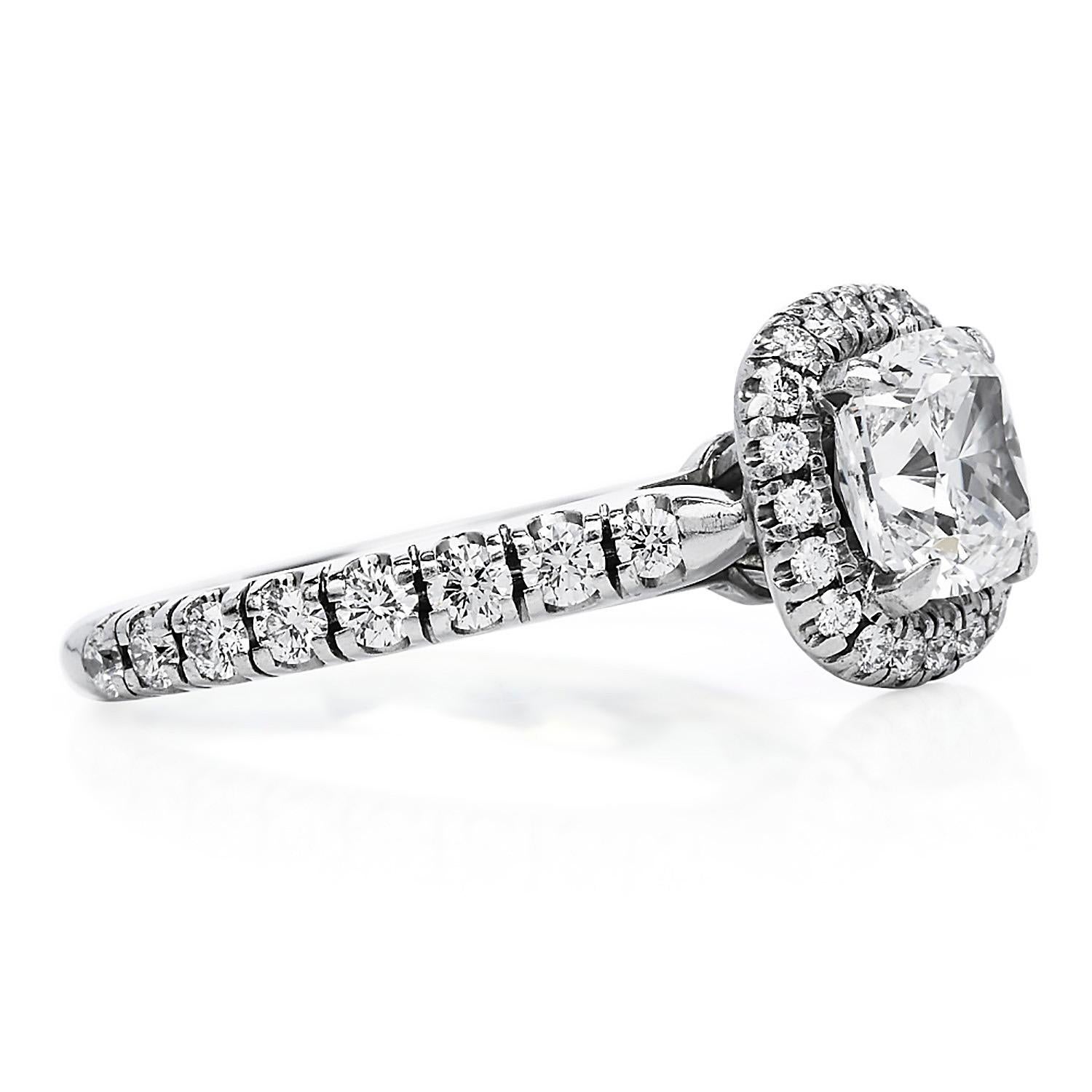 Taille coussin Cartier, bague de fiançailles halo en platine avec diamant coussin certifié GIA F VVS en vente
