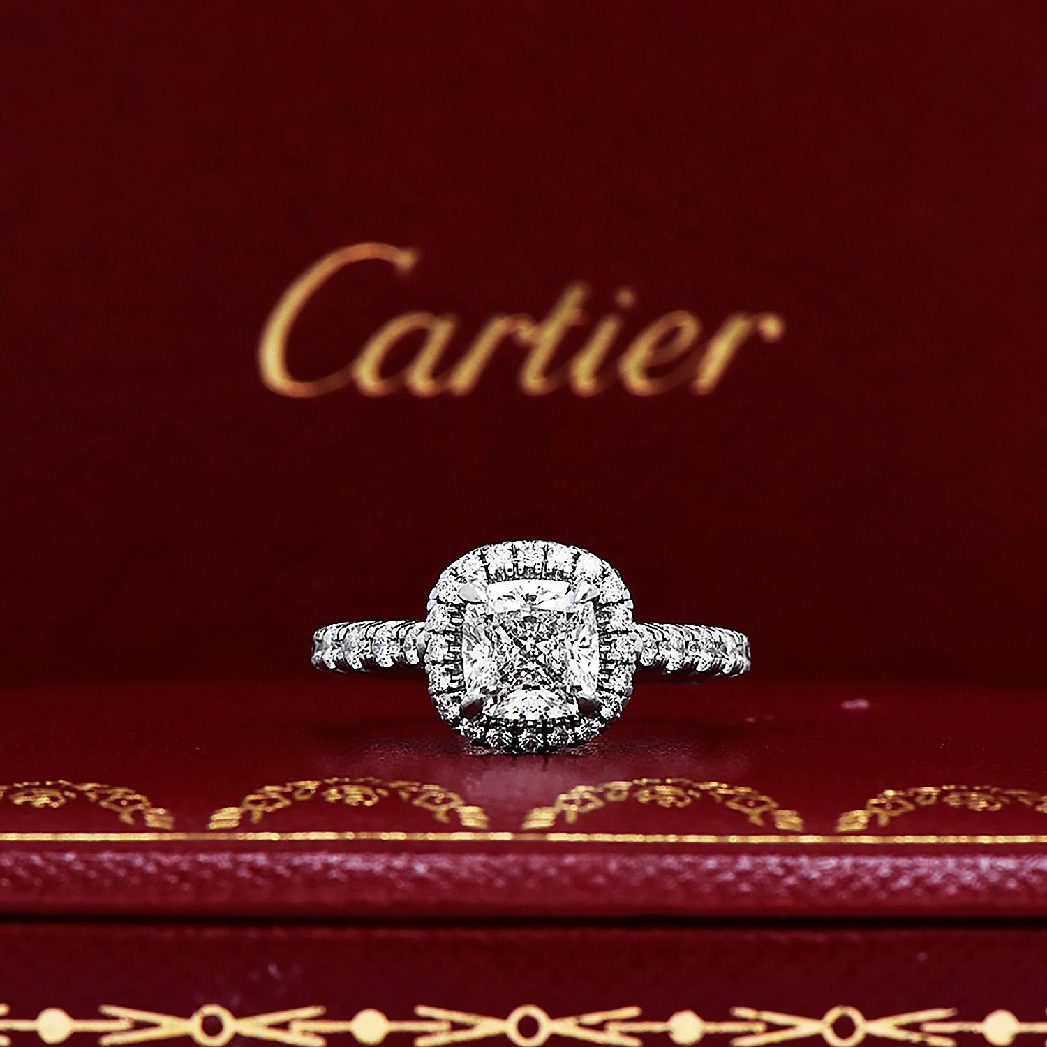 Cartier, bague de fiançailles halo en platine avec diamant coussin certifié GIA F VVS en vente 1