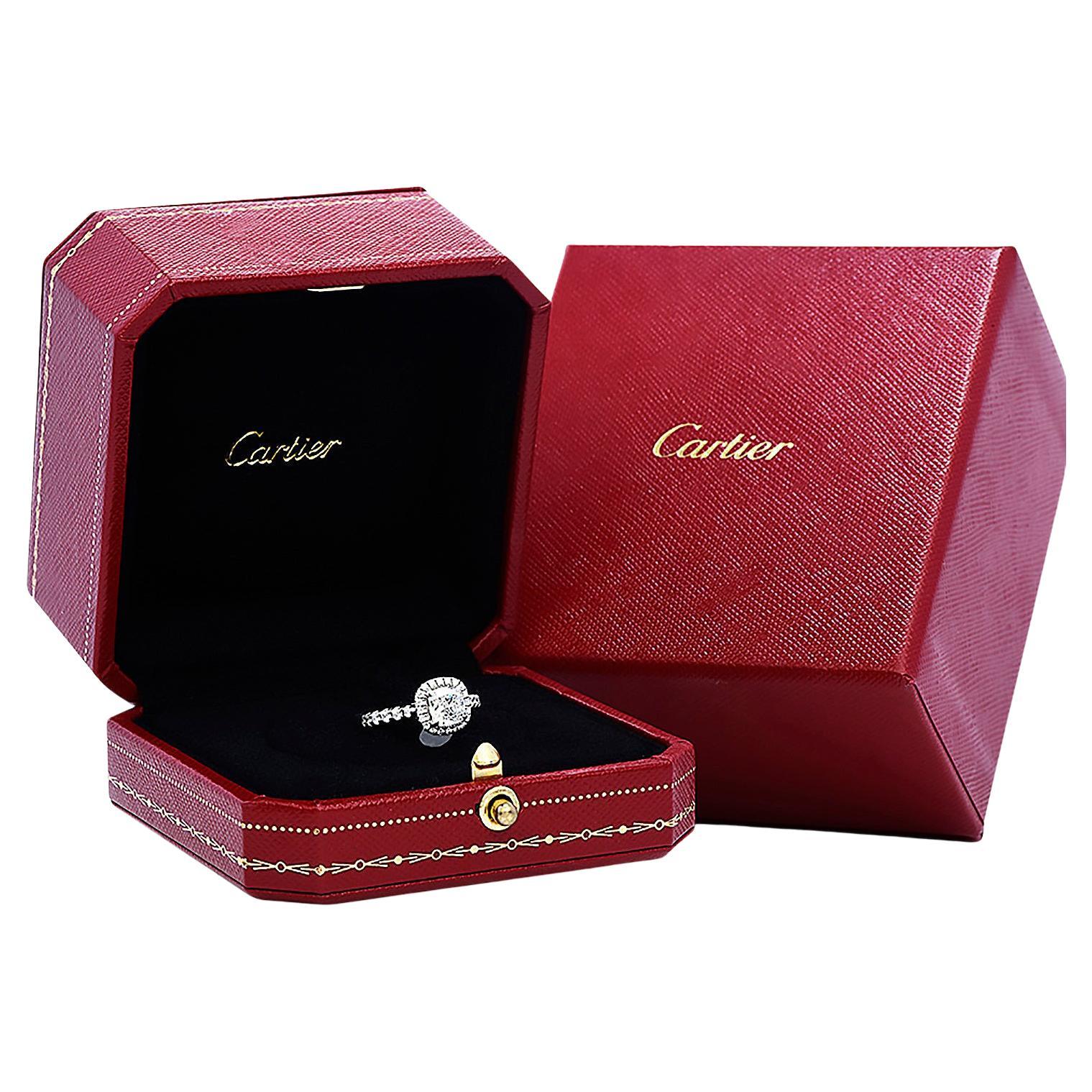 Cartier, bague de fiançailles halo en platine avec diamant coussin certifié GIA F VVS en vente
