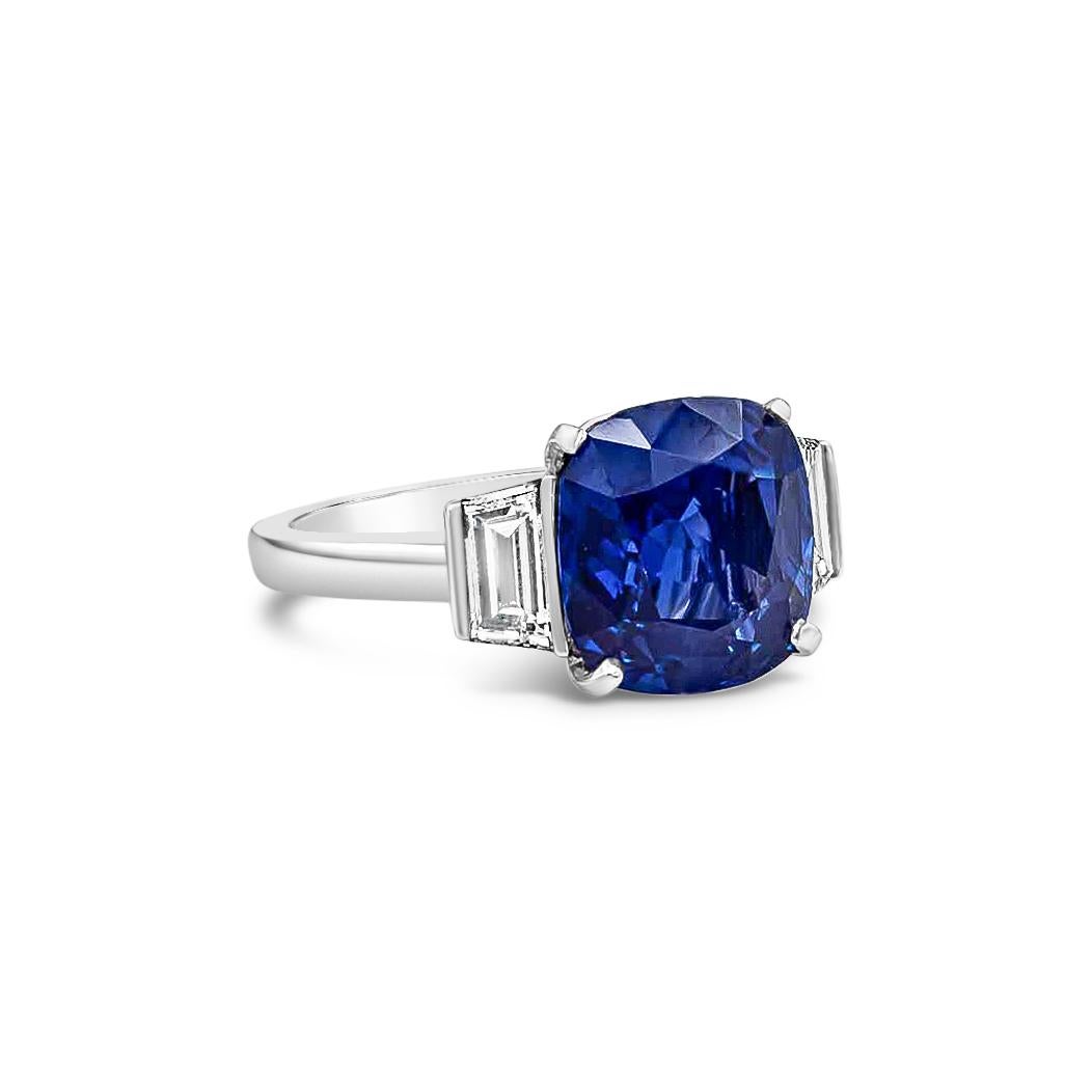 Ein sehr seltener blauer Saphirring, hergestellt und signiert von Cartier. Mit einem blauen Saphir im Kissenschliff von 4,99 Karat. Das Zentrum wird von zwei trapezförmigen Diamanten im Stufenschliff mit einem Gesamtgewicht von 1,02 Karat flankiert.