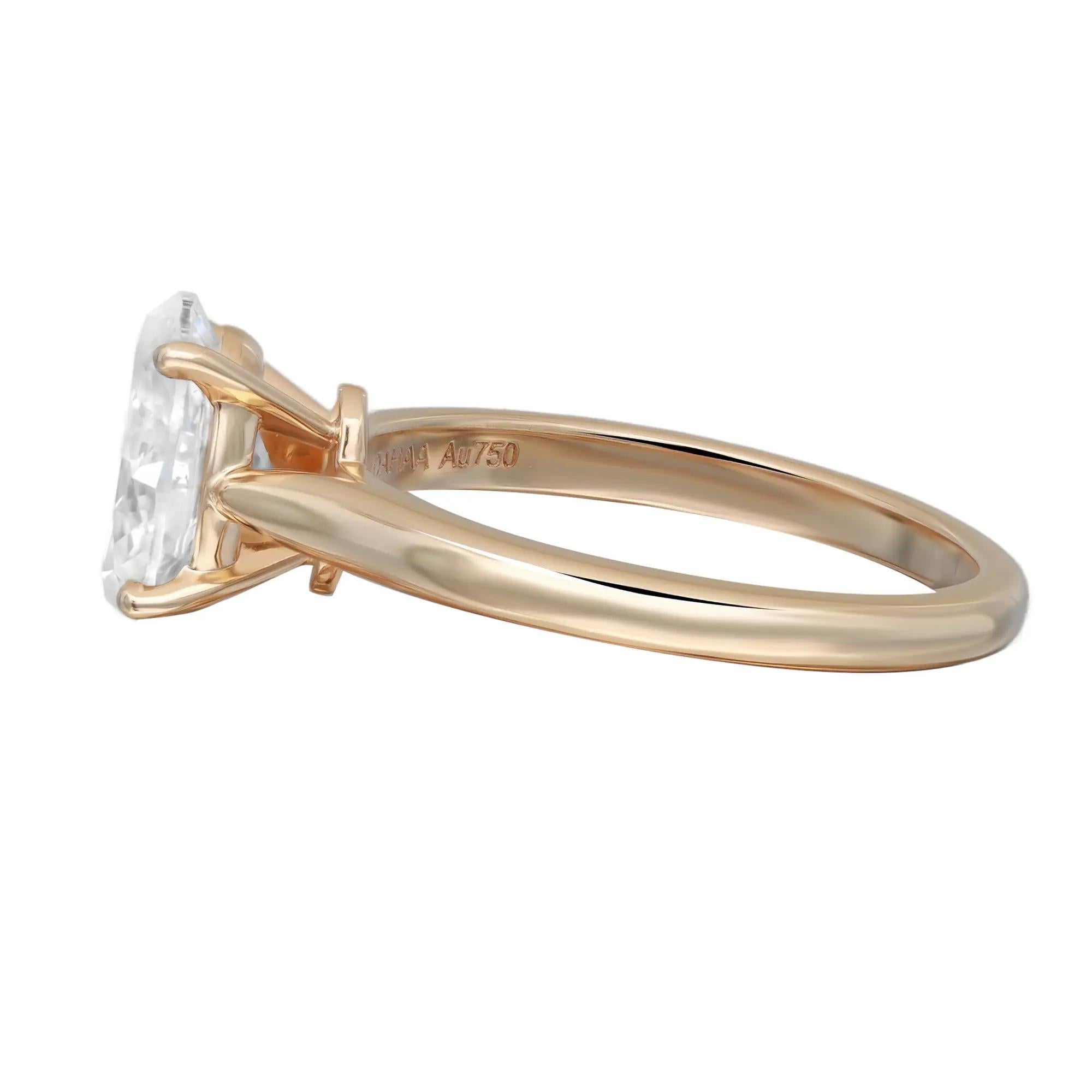 Cette ravissante bague de fiançailles Cartier est ornée d'un étincelant diamant ovale de taille brillant certifié GIA au centre, fermement fixé dans une magnifique monture à quatre griffes, et d'un anneau classique en or jaune qui apporte la touche
