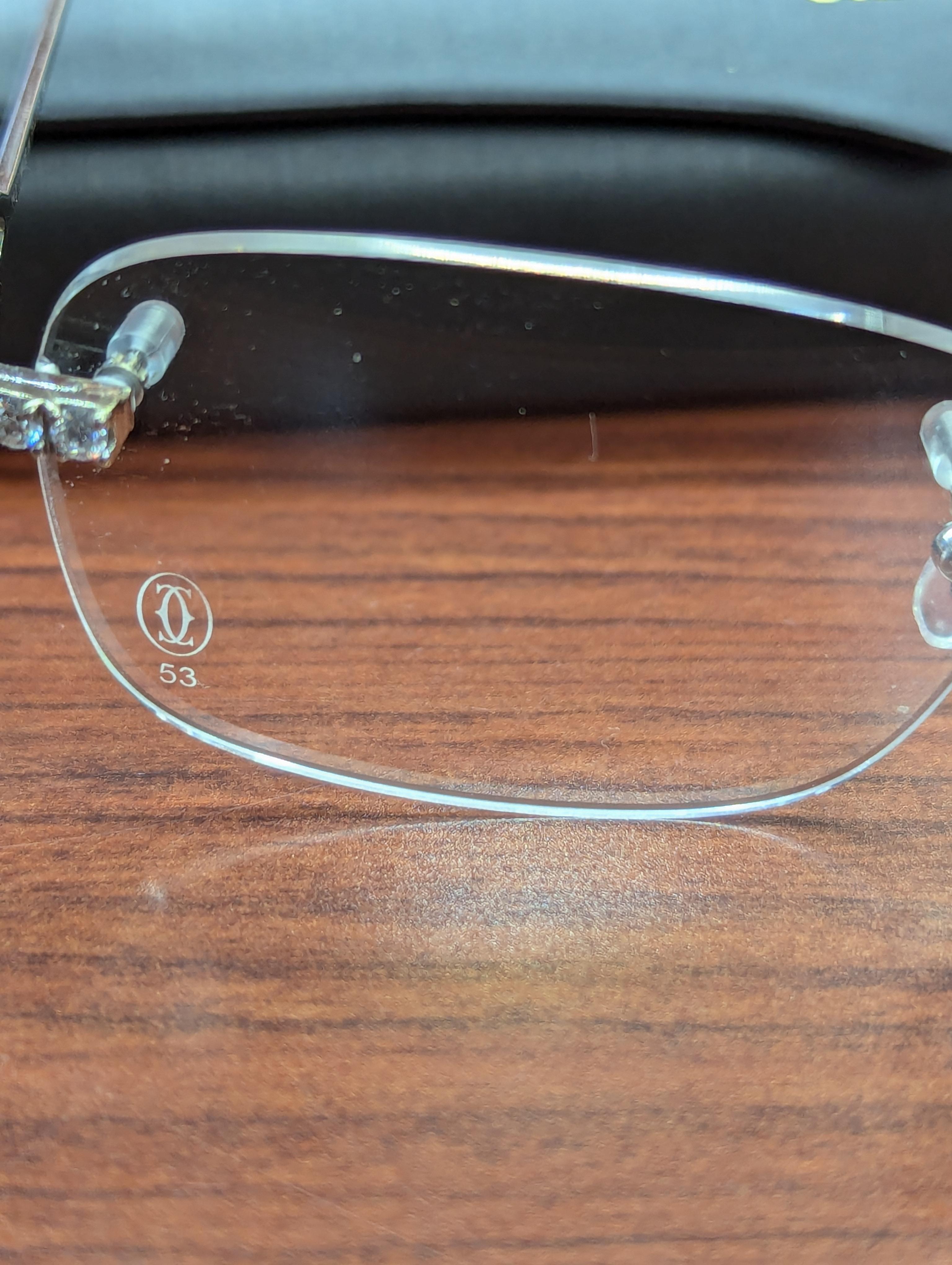 Taglio rotondo Occhiali Cartier 53 mm in oro bianco 18KT con 3,0 carati di diamanti Stile Celebrity in vendita