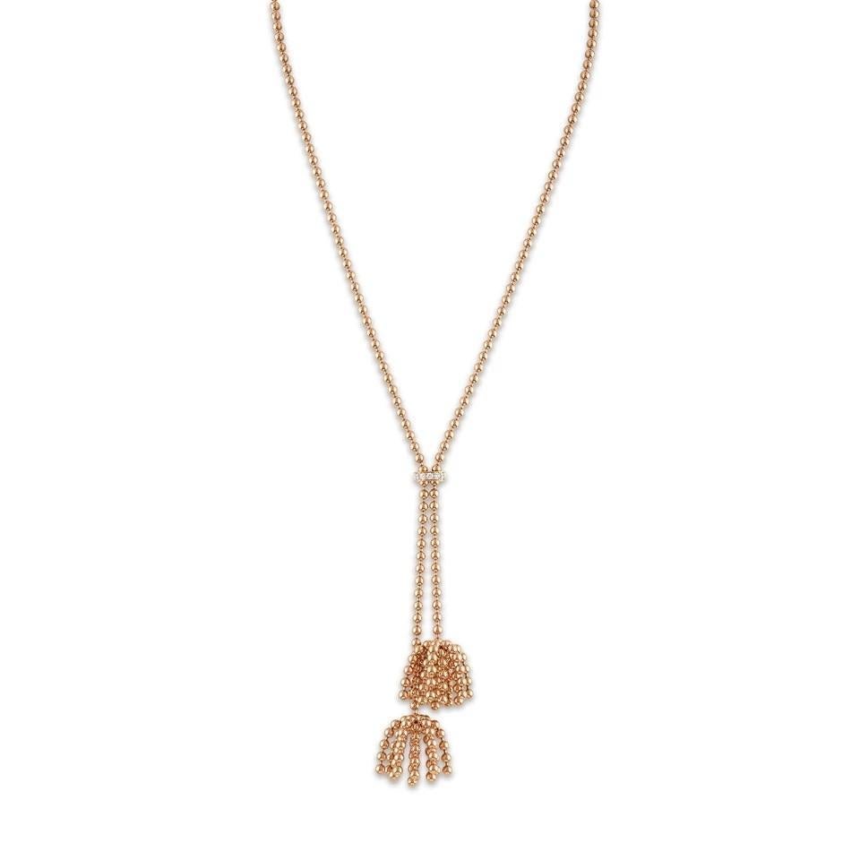 Questa collana di diamanti Paris Nouvelle Vague in oro rosa 18k di Cartier è un pezzo sofisticato ed elegante che mette in mostra la rinomata maestria artigianale di Cartier. 

Con un peso complessivo di 41,5 grammi, questa elegante collana presenta