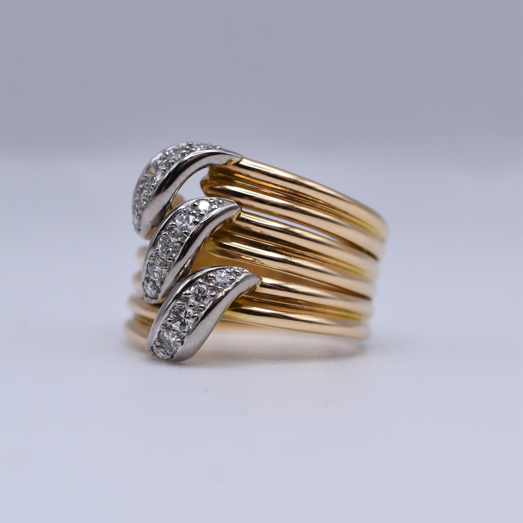 Cartier Gold und Diamant Trinity Ring
Ein dreireihiger Gold- und Diamantring aus 18 Karat Gelbgold und Platin mit etwa 0,30 Karat Diamanten. Hergestellt in Frankreich, um 1960. Signiert Cartier mit Seriennummer.

Ring Größe: US 7