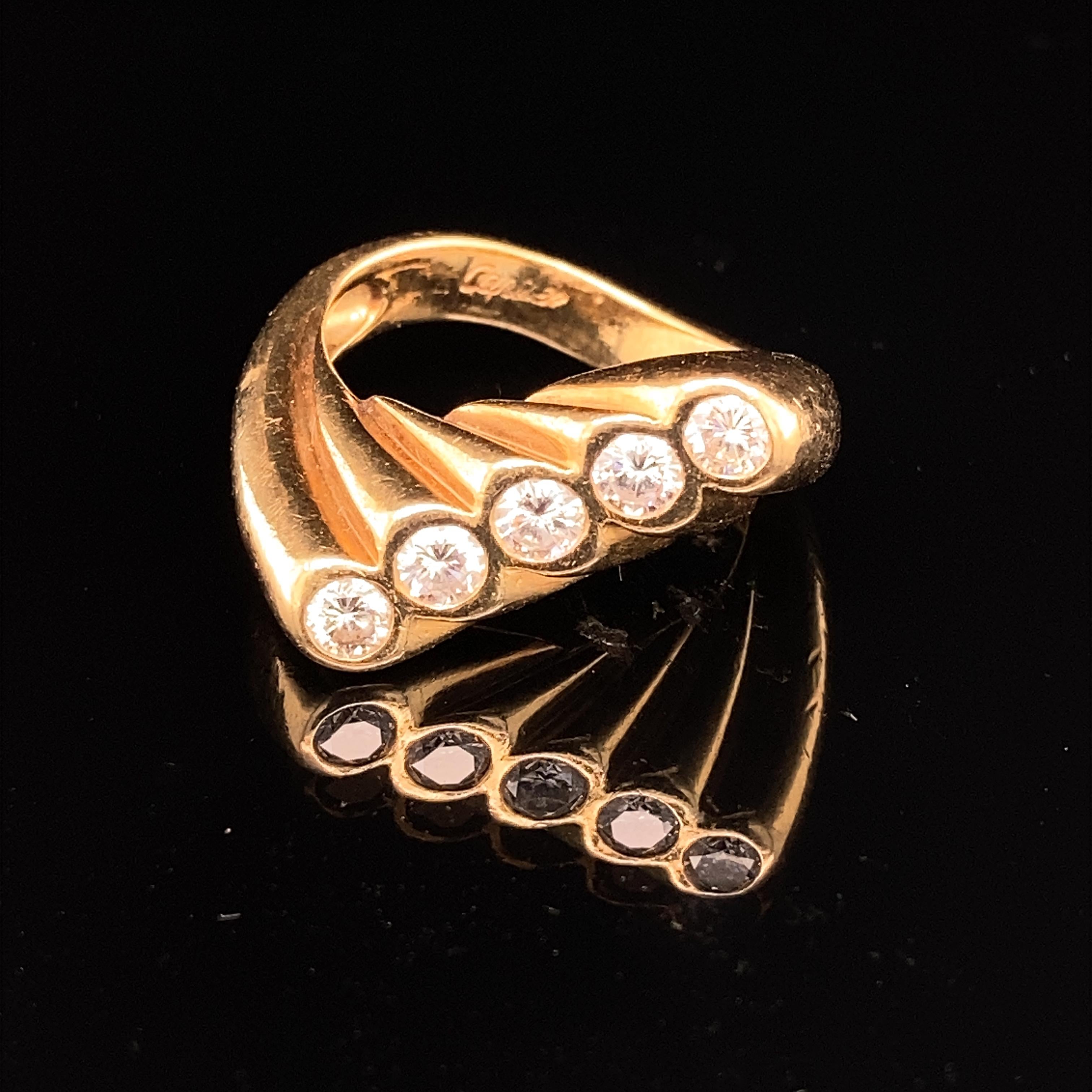 Anillo de oro con diamantes Cartier, ca. 1970

Un precioso anillo de oro y diamantes de Cartier de los años 70. 

Los cinco diamantes talla brillante están alineados en una hilera en ángulo y engastados en un diseño ondulado y curvado.

Cartier