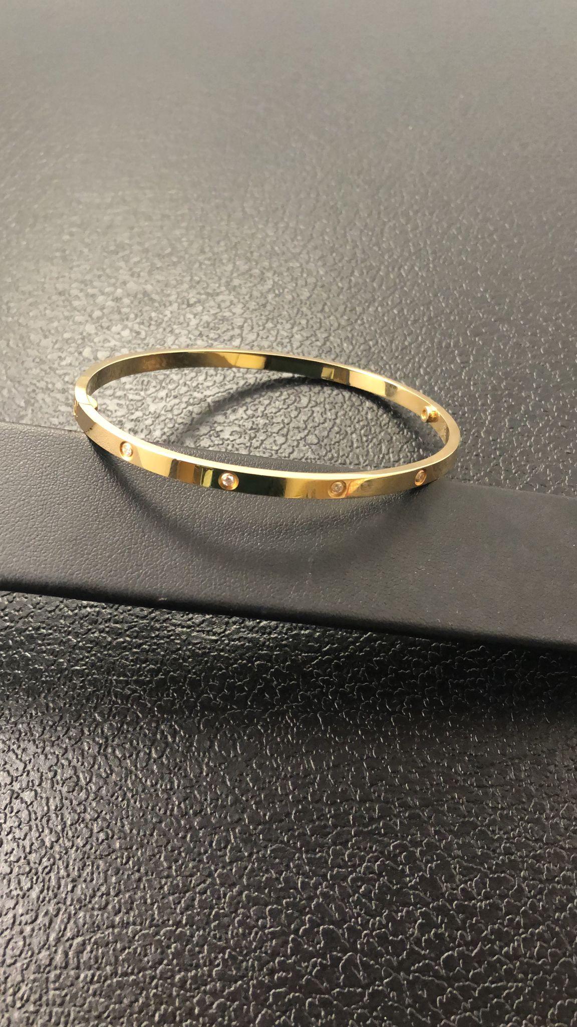 Cartier Bracelet Love
Material gold 18k
Diamonds total 1,5 ct
Weight 23 grams