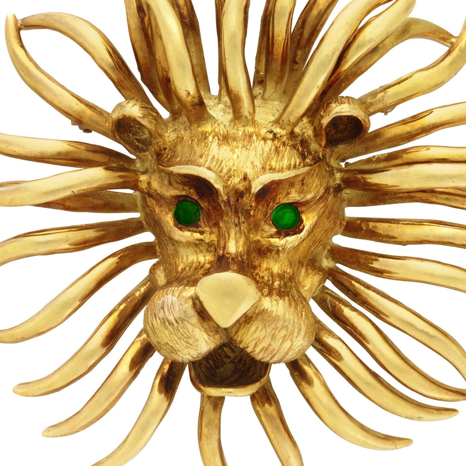 Une rare et élégante broche-pendentif lion en or 18 carats et émeraude par Cartier, vers les années 1970. Il s'agit d'une pièce rare publiée dans le livre de Cartier sur la bijouterie animale.