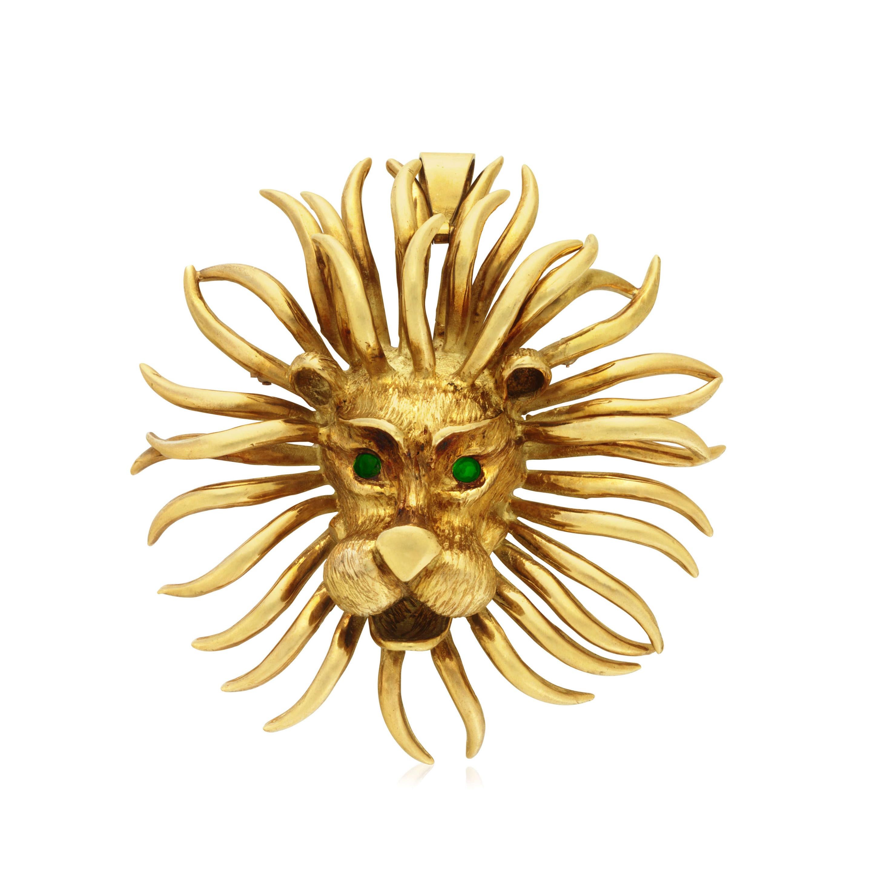 Contemporain Cartier Broche lion en or et émeraudes en vente