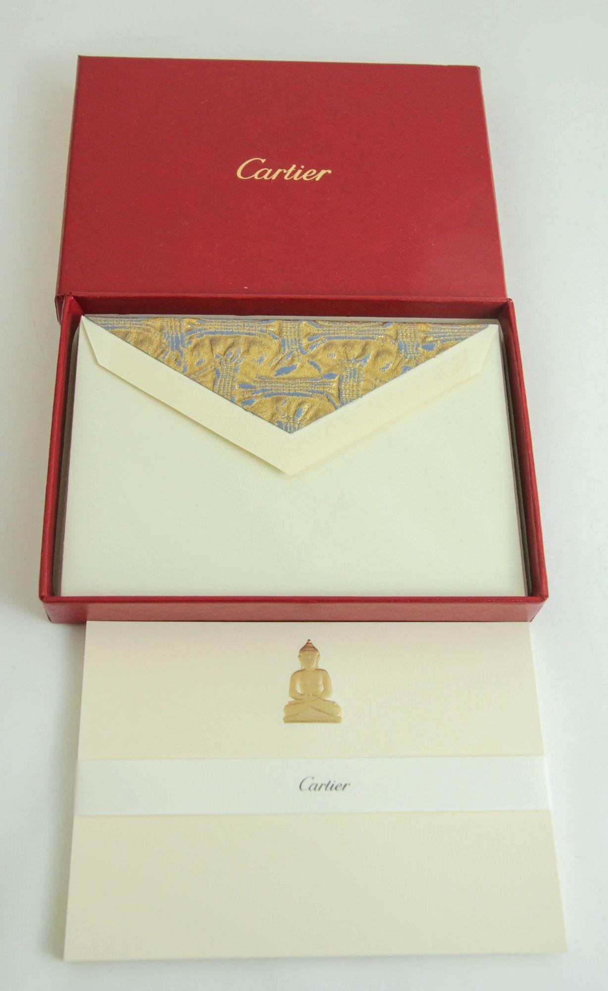 Francese Set di biglietti e buste con amuleto di Buddha in oro di Cartier in una scatola di lusso per la cancelleria da scrivania in vendita