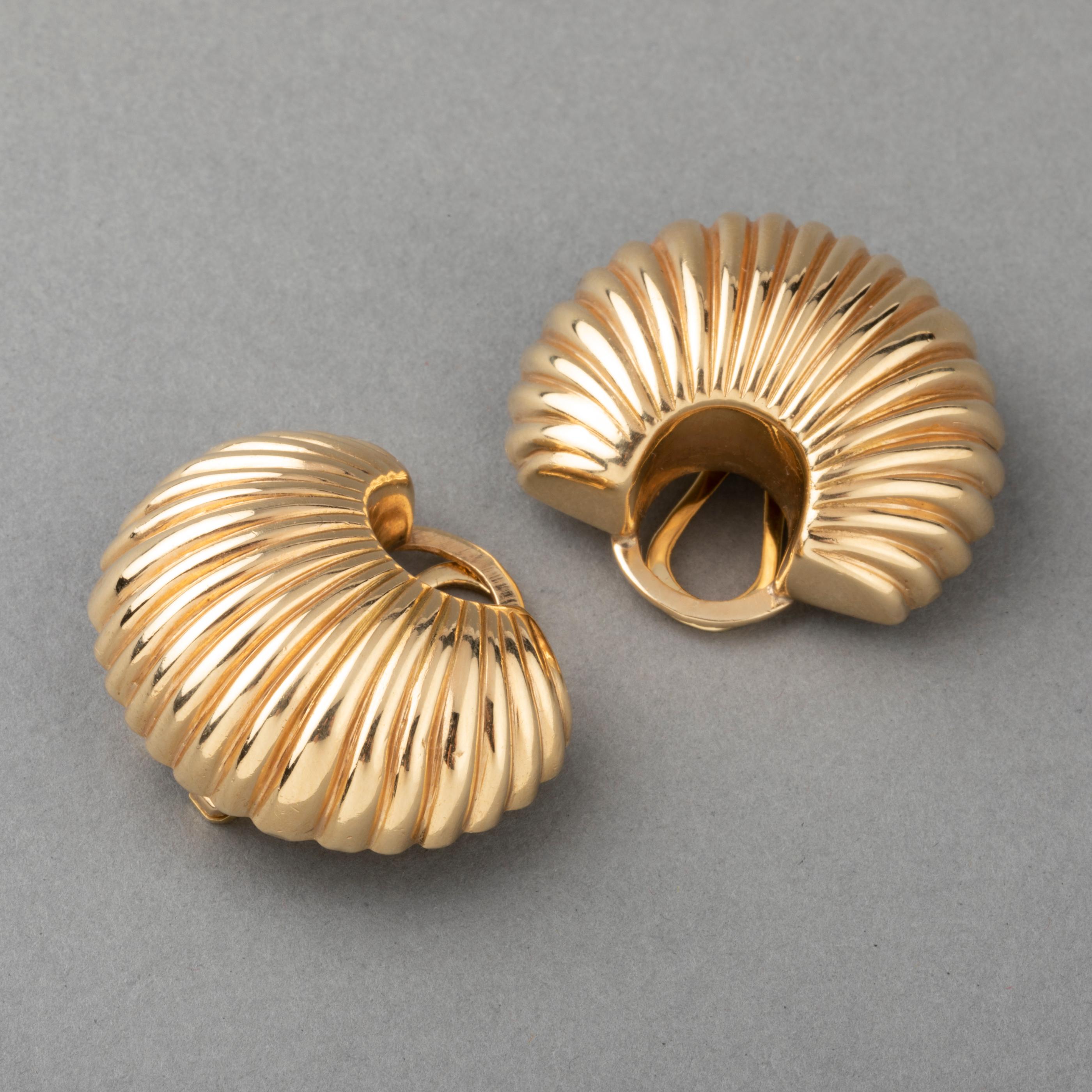 Beautiful pair of Cartier Clip Earrings.

The design is very chic. Made in gold 14k. 
(French mark for gold: the shell).

Made Circa 1980's

Clip system, it stands very well, the system is strong.

They have presence: 3*2.5 cm dimensions 

Total